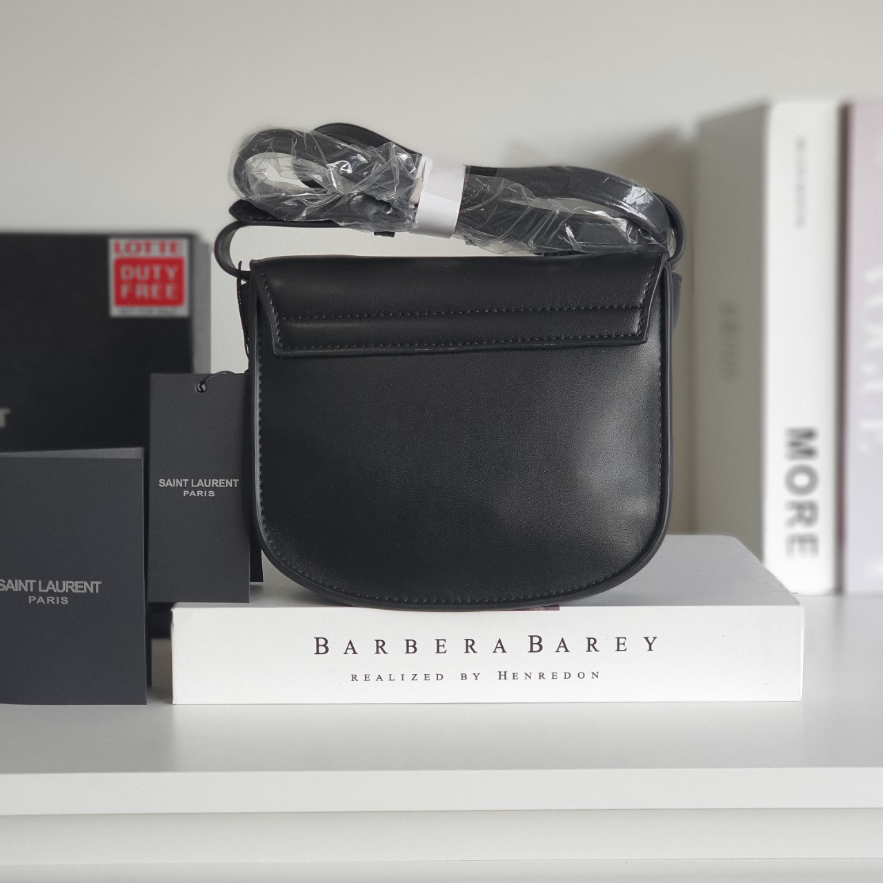 YVES SAINT LAURENT YSL BAG VIP GIFT WITH PURCHASE (GWP) พรีเมี่ยมกิ้ฟ Limited Edition จาก YSL DUTY FREE COUNTER ทรงสี่เหลี่ยมหนังสวยหรูอยู่ทรงเปิดปิดด้วยฝาปิดโลโก้แบรนด์อะไหล่ทองวินเทจ ภายในโล่งมีช่องหลัก และช่องใส่บัตรสามารถใส่มือถือของใช้จุกจิกได้เยอะ ส