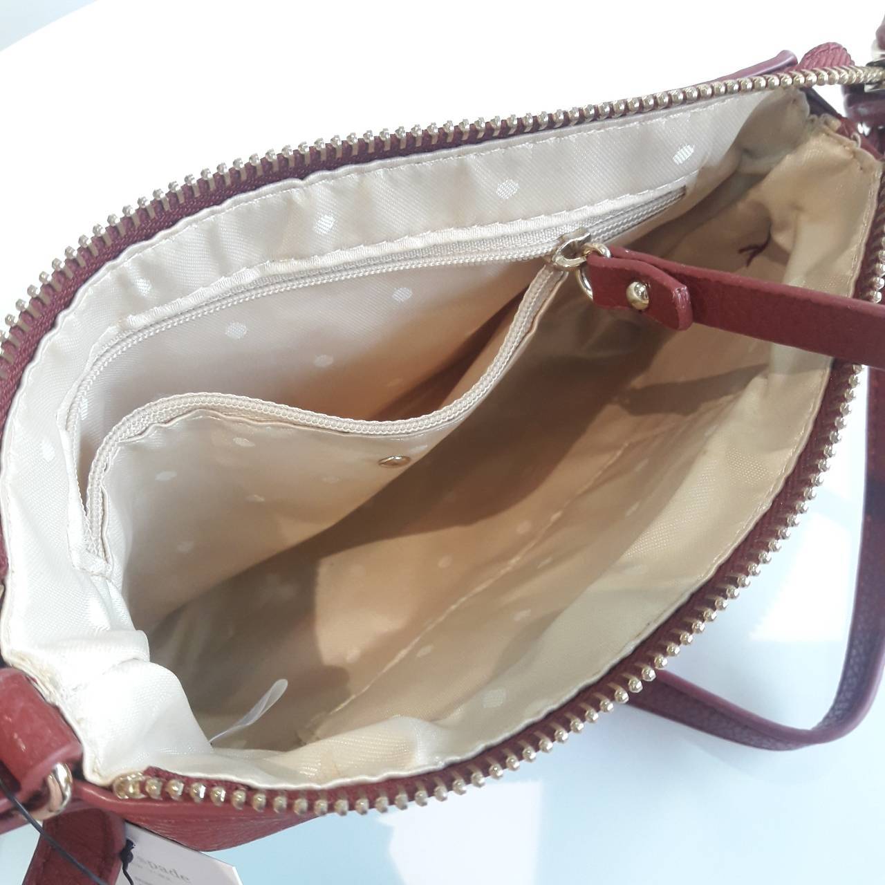 KATE SPADE NEW YORK กระเป๋าสะพายขนาดเล็ก หนังนิ๊มนิ่ม เปิดปิดด้วยซิป มีที่จับหนังเก็ๆ ด้านในมีช่องซิป+ช่องใส่ของจุกจิก ใส่กปต.สั้น + มือถือได้ทุกรุ่น น้ำหนักเบา สายพะพายปรับได้แบบเข็มขัด สะพายชิวๆ Minimal look น่ารักมากๆค่ะ