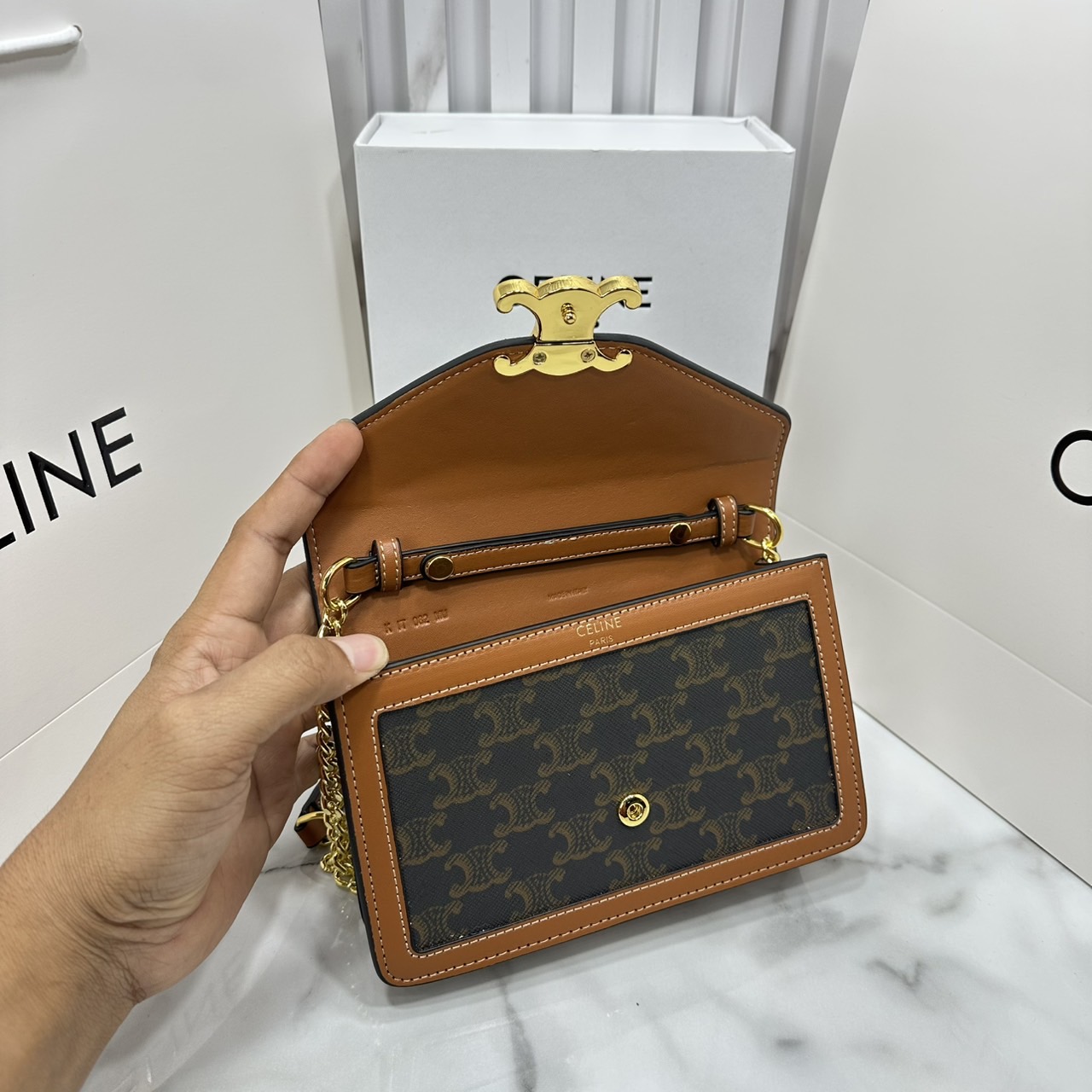 ORI หนังแท้ | CELINE WALLET ON CHAIN MARGO IN TRIOMPHE กระเป๋าสะพายสวยอยู่ทรงตั้งได้ รูปทรงย้อนยุคสไตล์วินเทจลัคชู ดีไซน์เอกลักษณ์ ขนาดกำลังดี