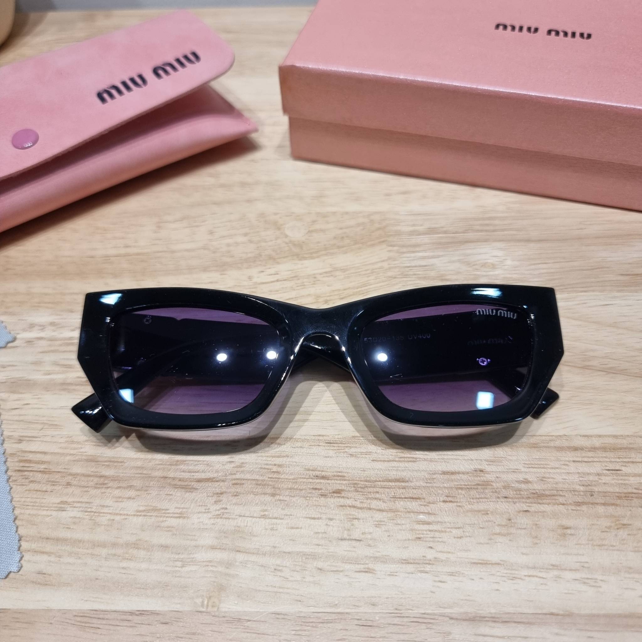 MIU MIU Sunglasses UV protection มาพร้อมอุปกรณ์ครบเซ็ท สวยปัง สวยตะโกน มีพกติดตัวไว้ไม่ตกเทรนด์ ใส่เสริมโหงวเฮ้ง ดูผู้ดี ใช้ได้ทุกโอกาส ทุกสถานการณ์ ใส่ที่บ้านถนอมสายตา ใส่ออกข้างนอกกันแดด กันลม กันฝุ่นก็มั่น ก็เลิศทั้งหมด