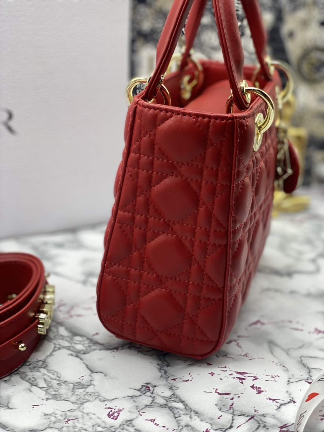 หนังแท้ DIOR LADY BAG 20cm ความสง่างามอีกหนึ่งรุ่นของ Dior รูปทรงสีเหลียม ขนาดกระทัดรัด ตั้งอยู่ทรง ฐานกระเป๋าแข็งแรง มีหมุดรองฐาน ดีไซน์ที่มีเอกลักษณ์เฉพาะตัว ด้านหน้าตกแต่งด้วยตัวอักษร D.I.R ห้อยเป็นพวงกุญแจ จะถือด้วยมือหรือสะพายไหล่ก็ดูดีมากๆ ค่ะ