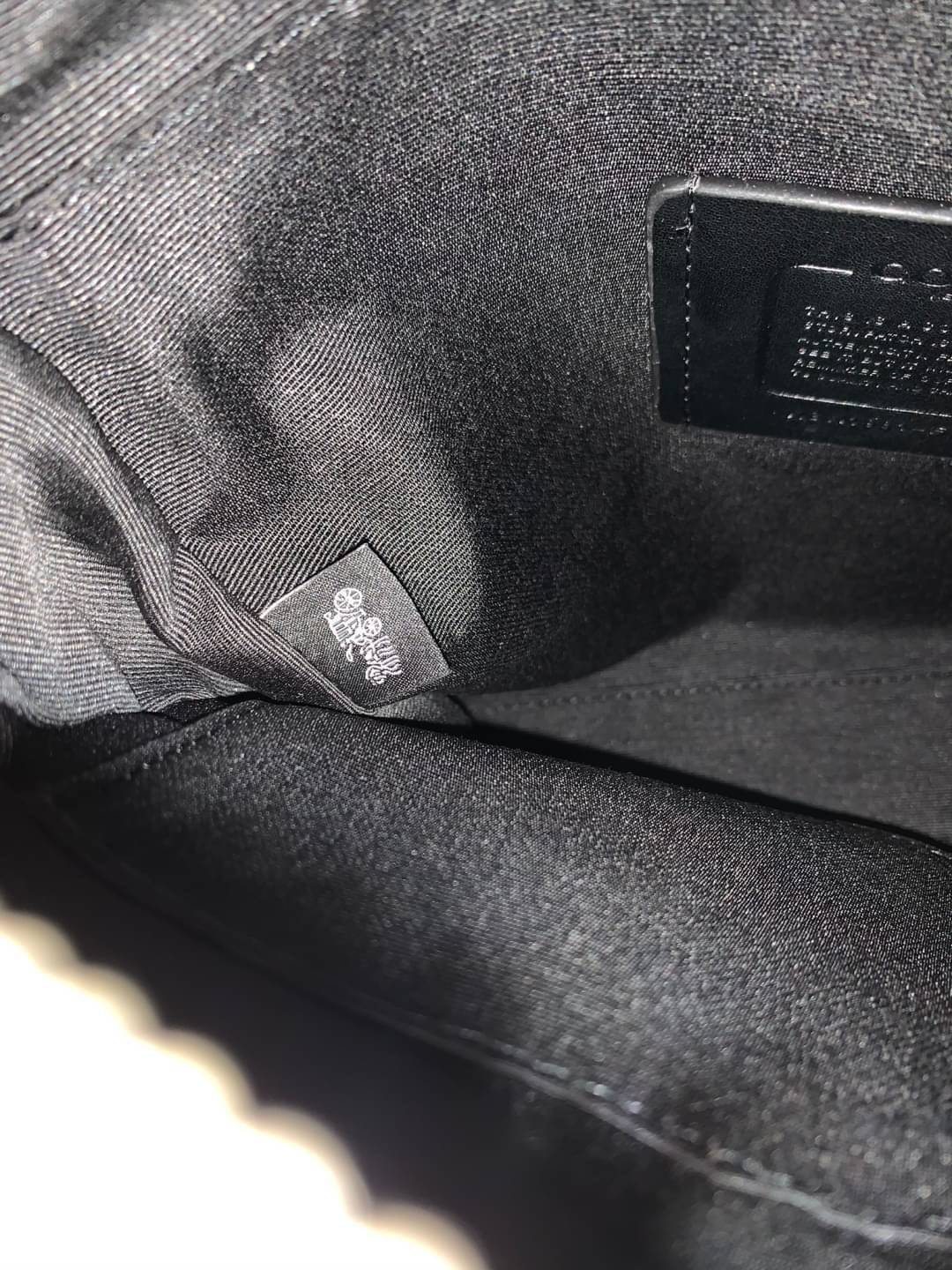 COACH HOUSTON FLIGHT BAG Calf Leather Black Smooth calf leather พร้อมส่งอีกครั้ง! กระเป๋าสะพายแบบครอสบอดี้ร์ของคุณผู้ชาย หนังแท้ ลายหนังสวย ด้านหน้ามีช่องซิปให้หนึ่งช่อง ช่องหลักกว้างใส่สัมภาระได้จุค่ะ พร้อมช่องเล็กใส่ของจุกจิกอีก3ช่องค่ะ สายสะพาย