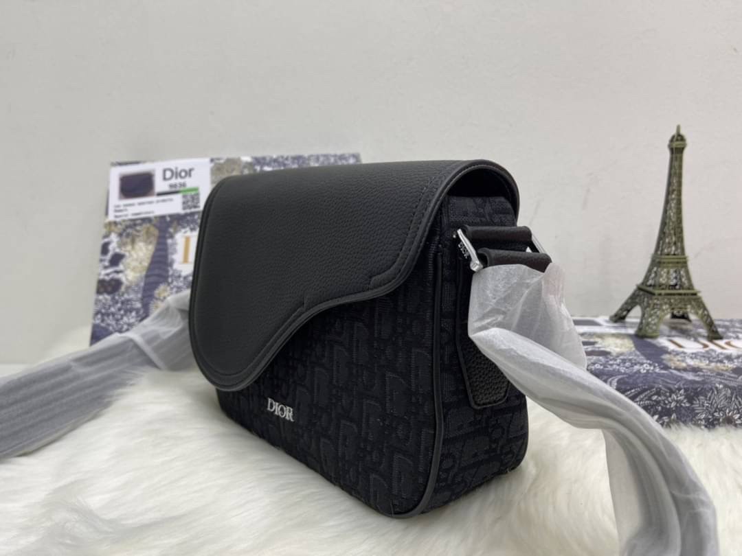 DIOR MINI SADDLE MESSENGER BAG รุ่นที่หนุ่มๆตามหา รุ่นหายาก!! ล็อทนี้ราคาดีมากค่ะ กระเป๋าสะพายลุคผู้ดี สีสวยคมคลาสสิก ดีไซน์เรียบหรู แนะนำใบนี้เป็น everyday bag รับรองตอบโจทย์ทุกลุค ทุกสไตล์แน่นอนจ้า