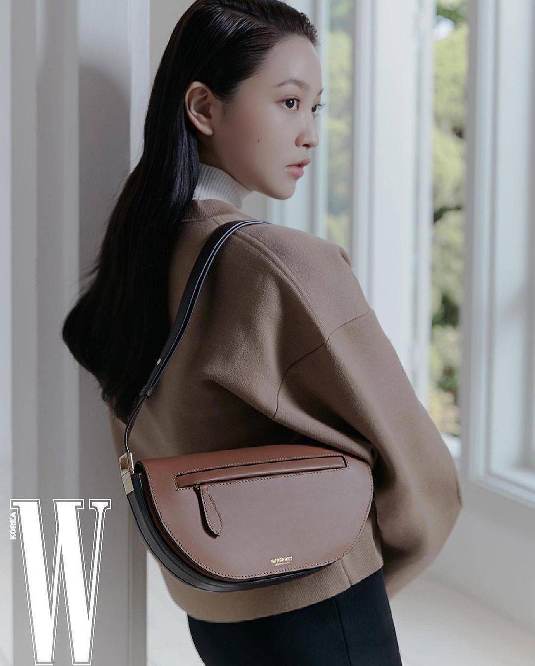 BURBERRY FRAGRANCES HALFMOON BAG VIP GIFT WITH PURCHASE (GWP) กระเป๋าสะพายพรีเมี่ยมกิ๊ฟ Limited Edition รุ่นใหม่จากน้ำหอม BURBERRY DUTY FREE วัสดุหนังแท้ CalfSkin ดีไซน์สวยหรูอยู่ทรงมีโลโก้แบรนด์และช่องซิปด้านหน้า ด้านหลังมีช่องใส่ของ เปิดปิดด้วยฝาปิดแม่เ