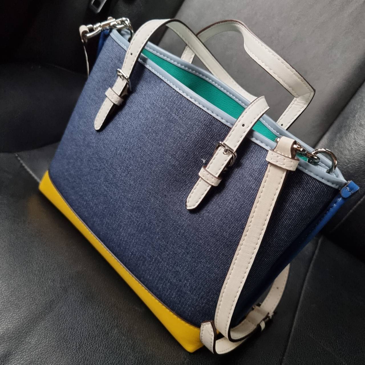 COACH C4085 MOLLIE TOTE 25 IN COLORBLOCK กระเป๋าทรงโท้ทยอดฮิต ขนาดมินิไซส์ ดีไซน์สวยคมทุกรุ่น!! ตกแต่งซิกเนเจอร์ถักทออยู่บนผ้าแคนวาส ดูโดดเด่น ภายในเป็นช่องโล่ง มีช่องซิปกลางใส่ของได้ ขนาดกำลังดีแบบใส่ของได้ครบครัน มาพร้อมสายสะพายข้าง หรือจะถือคล้องแขนเก๋