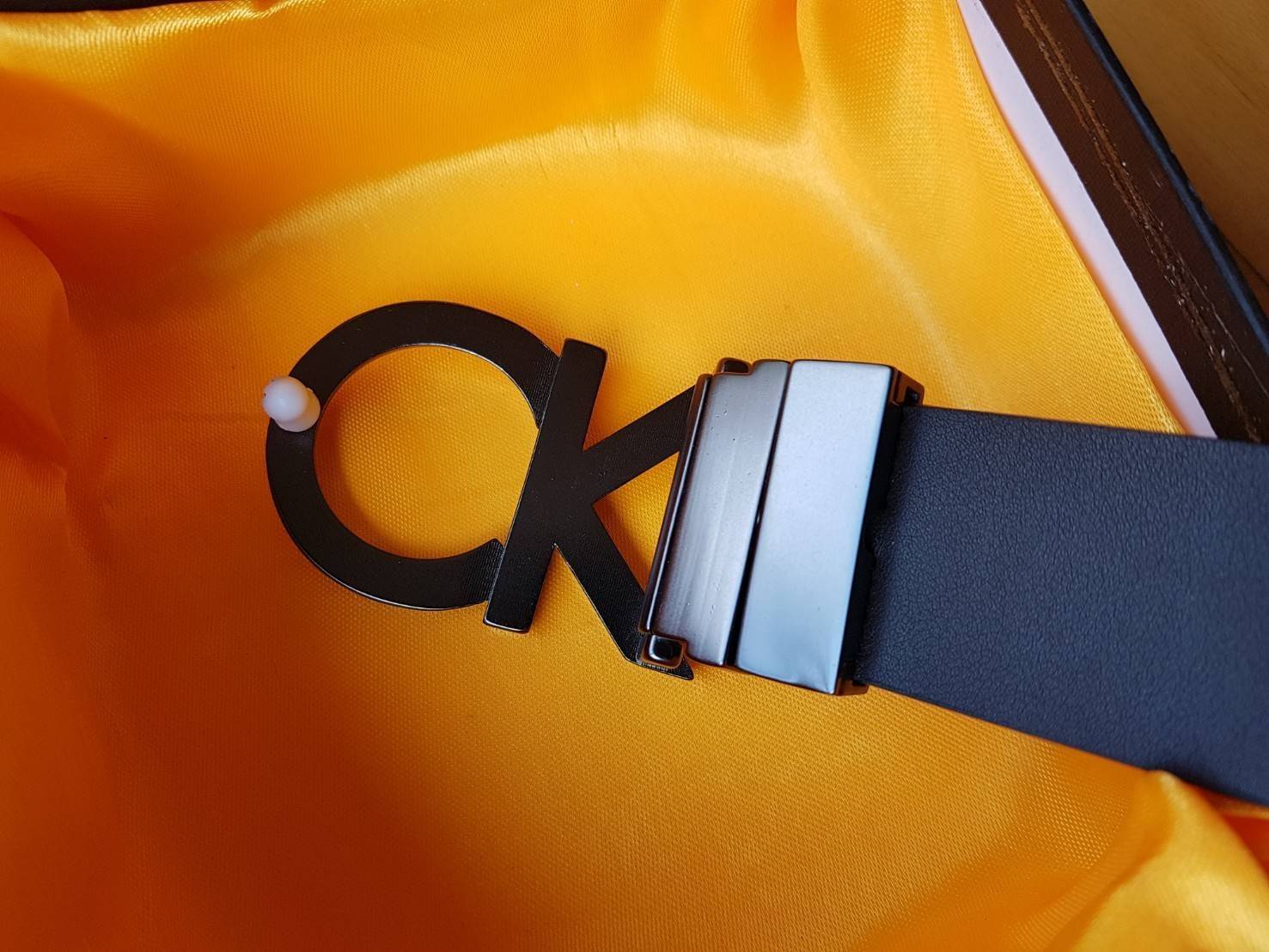 Calvin Klein Men's Belt Gift Set ชุดเข็มขัดสำหรับคุณผู้ชาย วัสดุหนังเรียบ นิ่ม คุณภาพดี ดีไซน์เรียบเท่ห์ หัวเข็มขัดดีไซน์ตัวอักษร CK สีรมดำ สายสลับใช้ได้ 2 ด้านไม่จำเจ 2 in 1ไม่ว่าจะแต่งกาย สไตล์ลำลองหรือทางการเอาอยู่ทุก look ค่ะ ราคาสุดคุ้ม มาพร้อมก