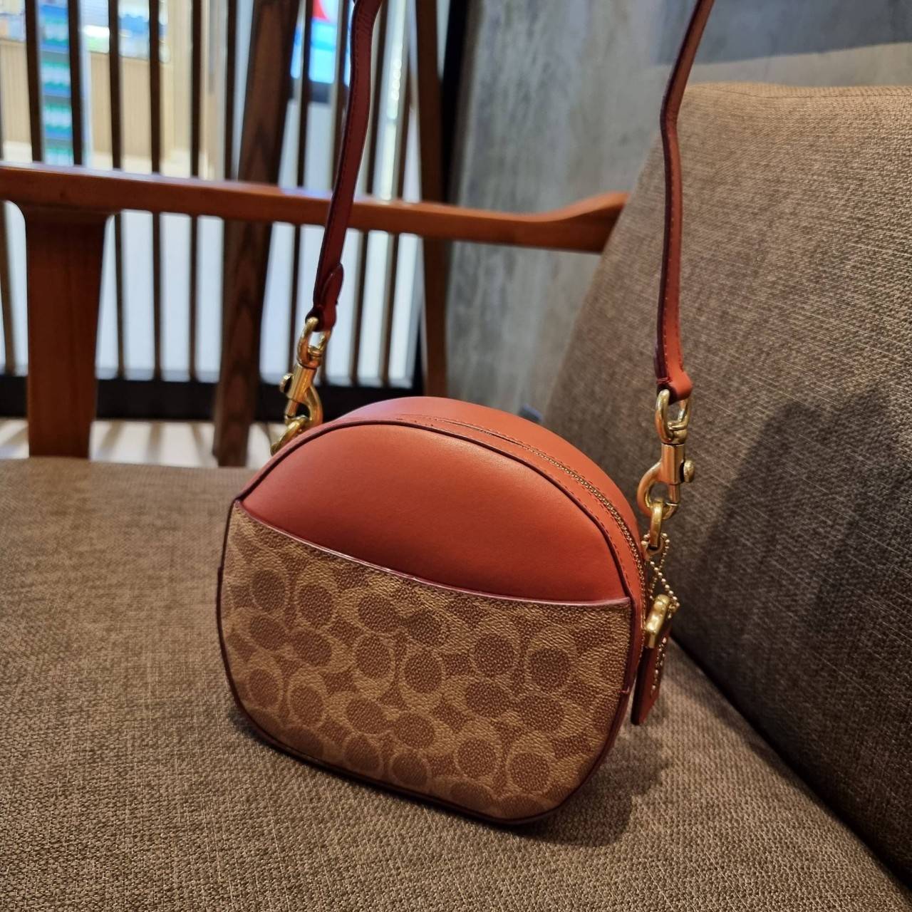 COACH 38680 CANTEEN CROSSBODY IN SIGNATURE CANVAS กระเป๋า crossbody รุ่นหายาก ทรงกลมสวยเด่น มีดีเทลเพิ่มความหรู ด้วยสีของอะไหล่ วัสดุหนังแคนวาสสลับหนังแท้ มีช่องย่อย เปิด-ปิดช่องหลักด้วยซิป ภายในโล่งกว้าง มีช่องซิปแยกให้อีก สายสะพายครอสปรับใช้ได้ตามตัว ใบ