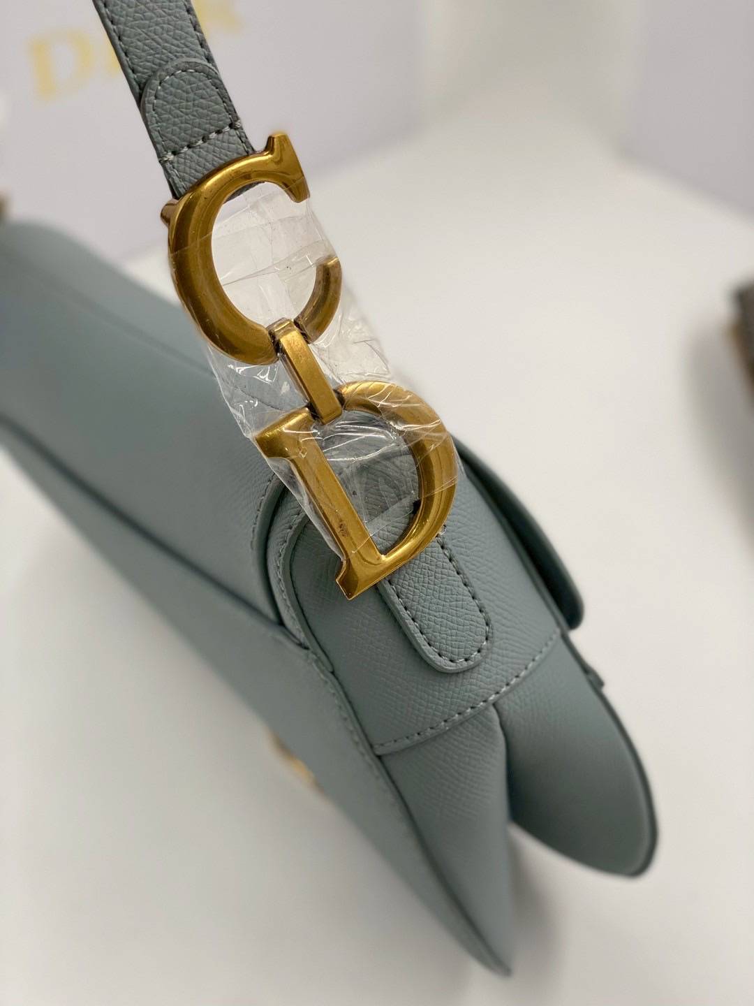 ORI หนังแท้ | DIOR Saddle Bag with Strap Grained Leather กระเป๋าถือ/สะพายทรงอานม้า รุ่นยอดนิยมที่มีเอกลักษณ์สวยงามเหนือกาลเวลา ลูกเล่นห้อยด้วยตัวอักษร D ตรงหูหิ้วมีกิมมิค CD สวยหรูดูแพง