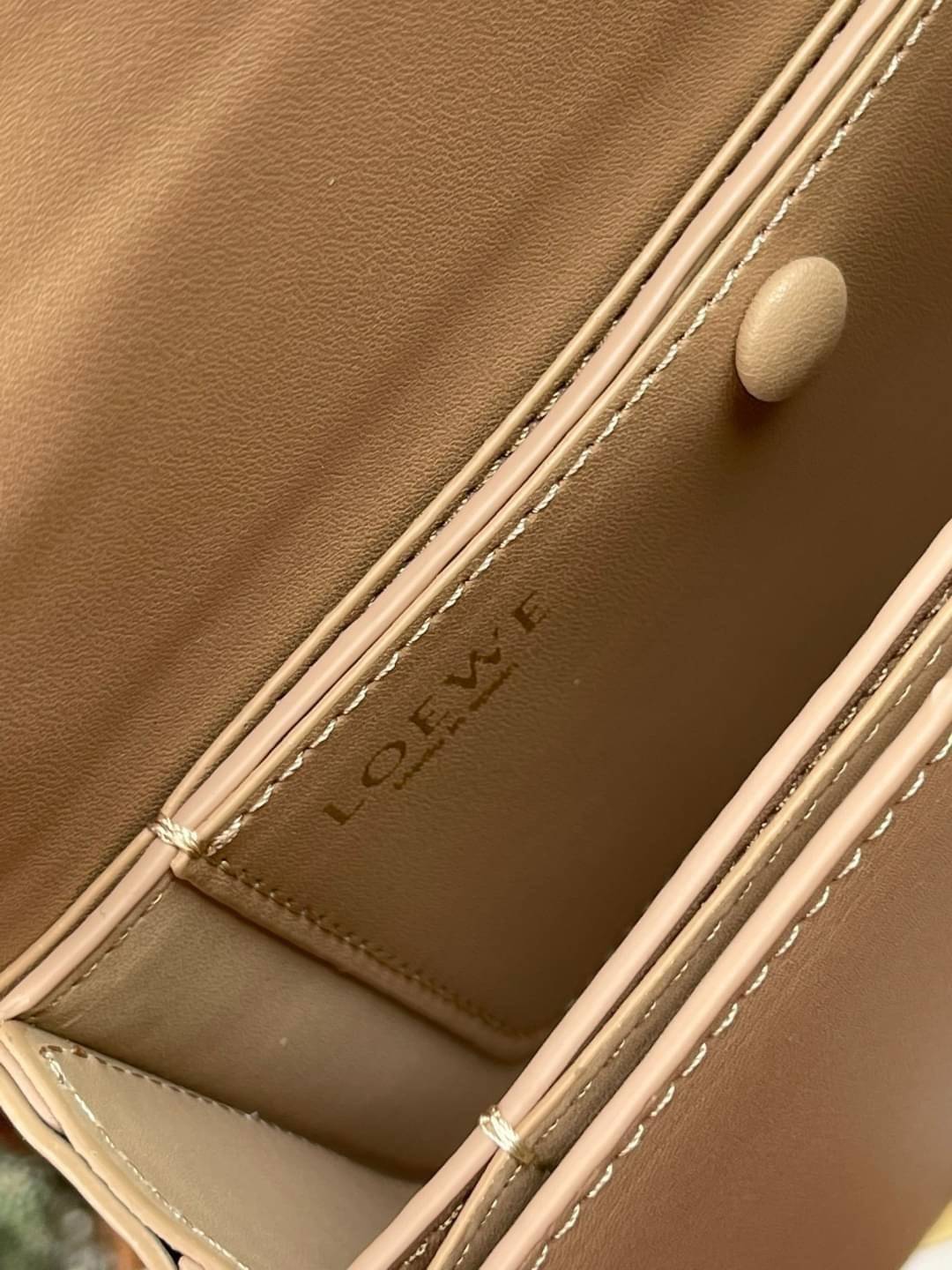 small : LOEWE Goya anagram small leather shoulder bag มาทำความรู้จักทุกดีเทลของ กระเป๋า GOYA ไอเท็มใบใหม่ล่าสุดจาก Loewe ด้วยรูปทรงกล่องอันคลาสสิกที่มาพร้อมรายละเอียดอันน่าค้นหา ด้วยรูปทรงบ็อกสุดคลาสสิก พร้อมโครงสร้างที่กะทัดรัดเปี่ยมไปด้วยสเน่ห์น่าค้นหา 