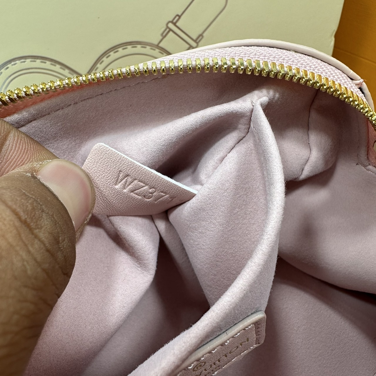 LV Speedy Bandoulière 20 Bag Monogram Empreinte Leather กระเป๋าสะพายทรงสปีดี้คลาสสิค สวยหรู กระเป๋าทรงหมอน รุ่นท็อปฮิต มีกุญแจล็อค