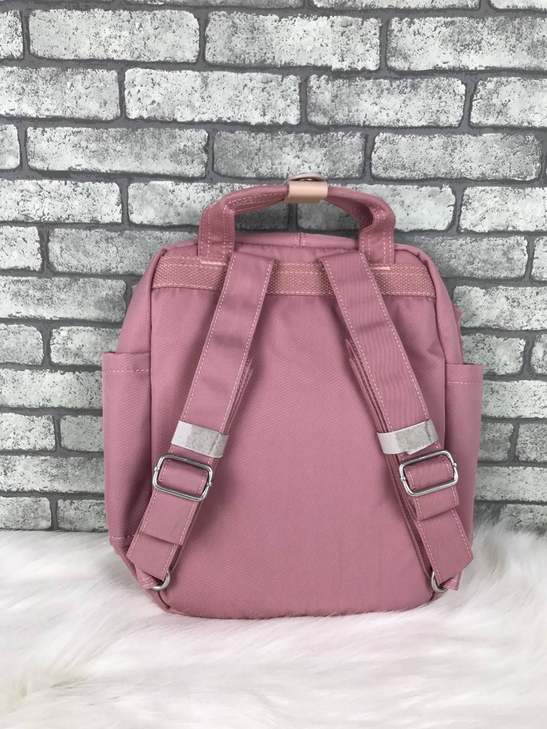 DOUGHNUT MACAROON MINI BACKPACK กระเป๋าเป้สีหวาน สามารถสะพายหลัง/ถือน่ารักๆ ได้เลยค่ะ วัสดุผ้าไนล่อน สามารถกันน้ำซึมได้ระดับนึง ด้านหน้ามีช่องเก็บของได้นะคะ เปิดปิดด้วยซิปบน ด้านข้างเก็บของได้จุกจิก ด้านในมีช่องใส่ของ ใส่ Ipad จุของคุ้มจริงๆค่า สายสะพายด้