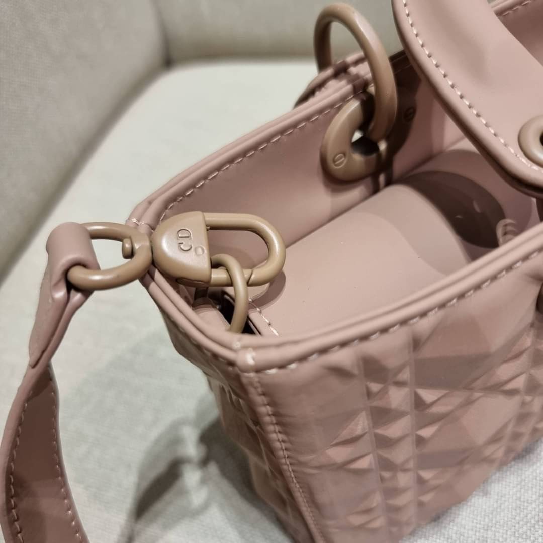 DIOR LADY D-JOY BAG Cannage Calfskin with Diamond Motif / CD LADY D-JOY BAG ดีไซน์ใหม่ อัพเลเวลความหรู กับกระเป๋าสะพายข้างที่รอบนี้ดีไซน์รูปทรงโฉมใหม่ ใช้งานง่ายขึ้น