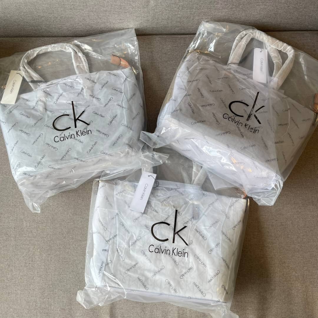 CALVIN KLEIN TOTE BAG กระเป๋าทรงช้อปปิ้งจากแบรนด์ Calvin Klein หนังดี ทรงสวยมากกมา พร้อมกับสายสะพายหนัง ถอดได้ ปรับระดับได้ เปิดปิดด้วยซิปบน ภายในโล่งกว้างซับในอย่างดี