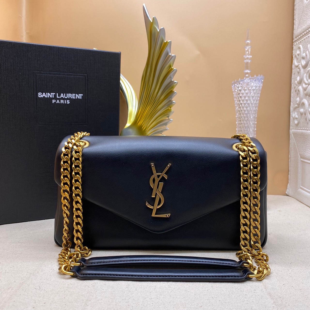 YSL CALYPSO IN PLUNGED / YSL Calypso Padded Leather Shoulder Bag กระเป๋าสะพาย คอลใหม่ ดีไซน์โลโก้โดดเด่น อะไหล่ทอง