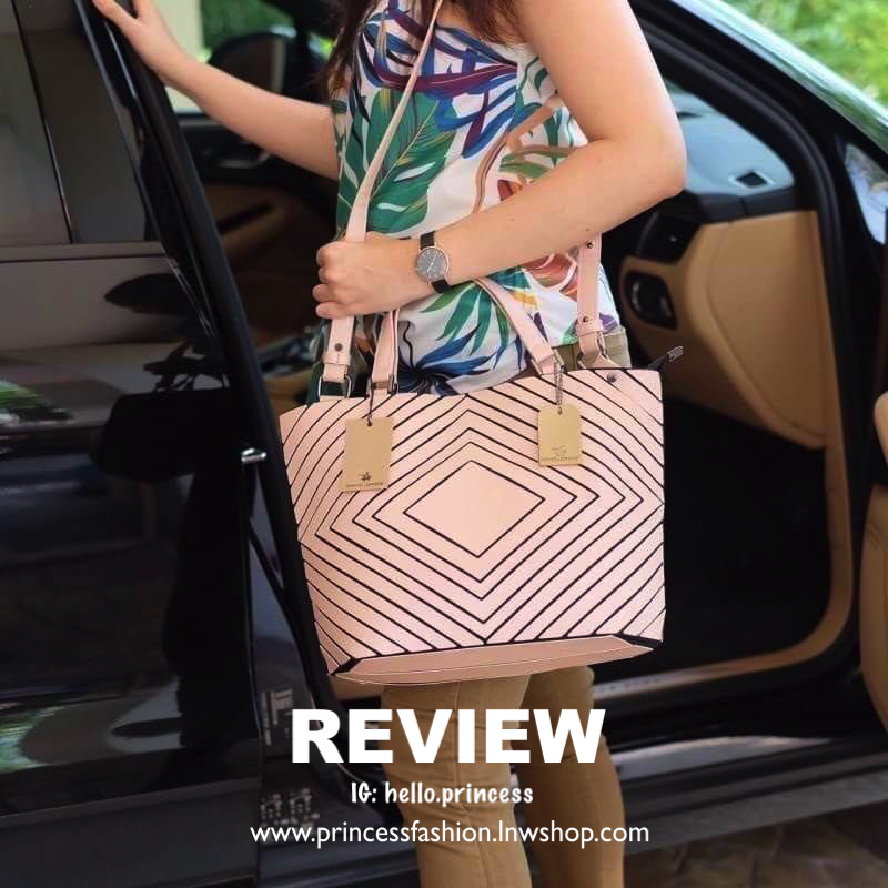 รุ่นขายดี Square shape ลาย Limited edition หายาก สวย modern มากค่า 👍ปรับทรงได้ 2 แบบ น่ารักมาก สี Rose morning สวยเข้ากับชุดง่ายมาก 💥💥น้ำหนักเบาเพียงแค่ 3.5 ขีดเท่านั้น !!!! รอบนี้ มาพร้อม Bunny 🐰 DV ขนฟู เพิ่มความน่าร้ากกก