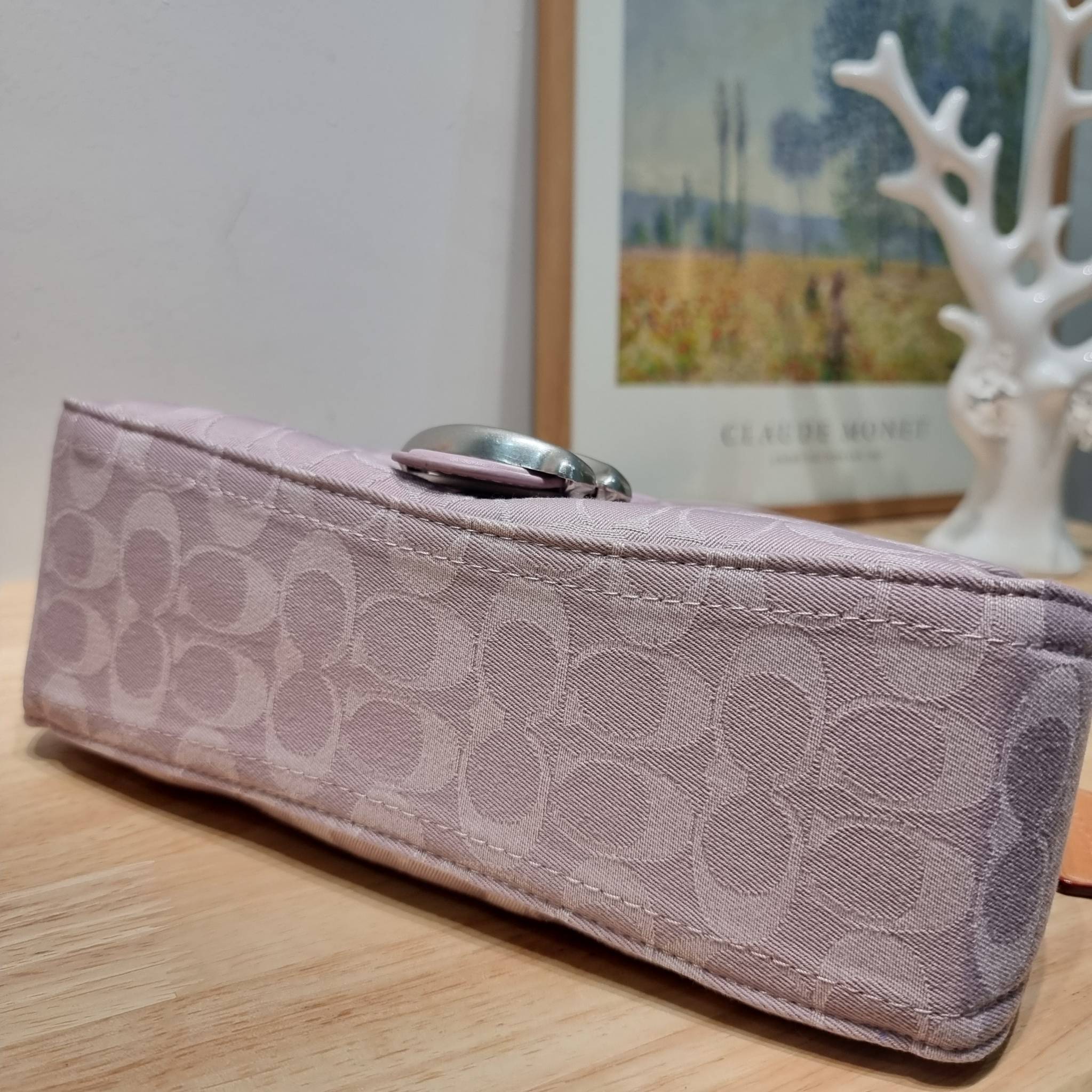 COACH CJ854 SOFT TABBY SHOULDER BAG IN SIGNATURE DENIM ฉุดไม่อยู่แล้วจริงๆกับไอเท็มนี้ ที่ร้อนแรงแบบปังๆไปเลย!! กระเป๋าสะพายไหล่/สะพายข้าง ดีไซน์วินเทจย้อนยุค สวยคมชัด คลาสสิคใช้ได้ทุกลุค