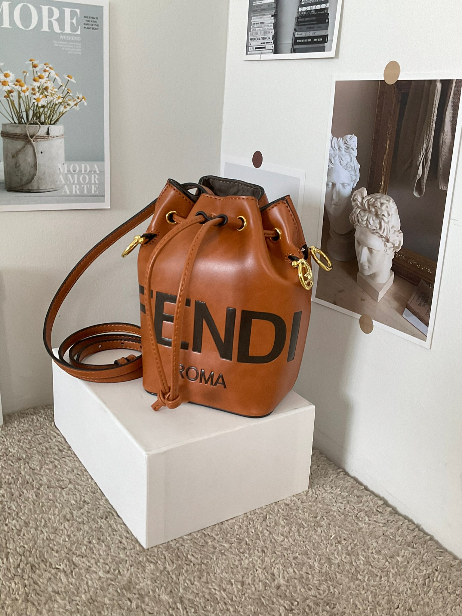 FENDI MON TRESOR MINI LEATHER BUCKET IN BROWN ทรงขนมจีบสุดฮิต! เปิดปิดด้วยตัวเปิดแบบรูด ภายในมีช่องใส่ของหลัก ใส่กระเป๋าสตางค์กลาง + มือถือได้ ทรงนี้กำลังมาแรงมาก อะไหล่ทอง มีสายให้สองแบบ ปรับเปลี่ยนลุคได้ง่าย พร้อมส่งที่ไทยราคาสุดคุ้มห้ามพลาดค่ะ!