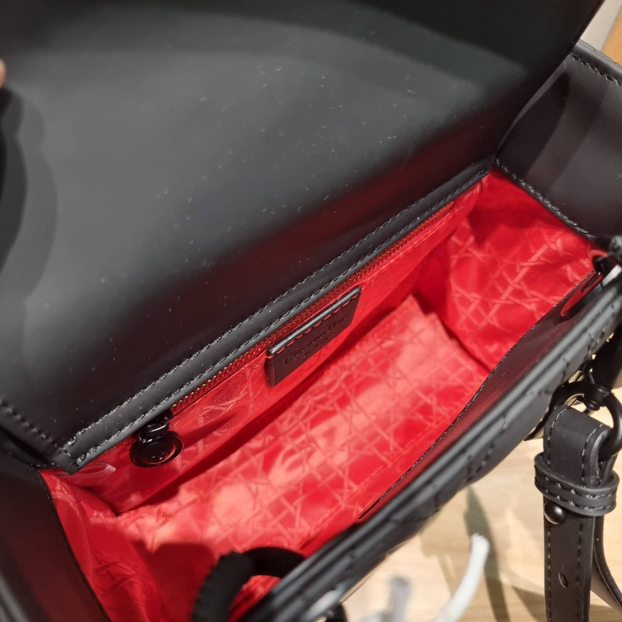 SMALL LADY DIOR MY ABCDIOR BAG Ultramatte Cannage Calfskin / CD LADY ULTRAMATTE BAG พร้อมส่ง กระเป๋าสะพายข้าง ดีไซน์เรียบง่าย แต่แฝงไปด้วยความหรูหรา ทรงกล่องคลาสสิค โดดเด่นด้วยพวงกุญแจอะไหล่สีเดียวกับตัวกระเป๋า ผิวแมทท์ ลายเส้นซ้อนทับสวยงาม