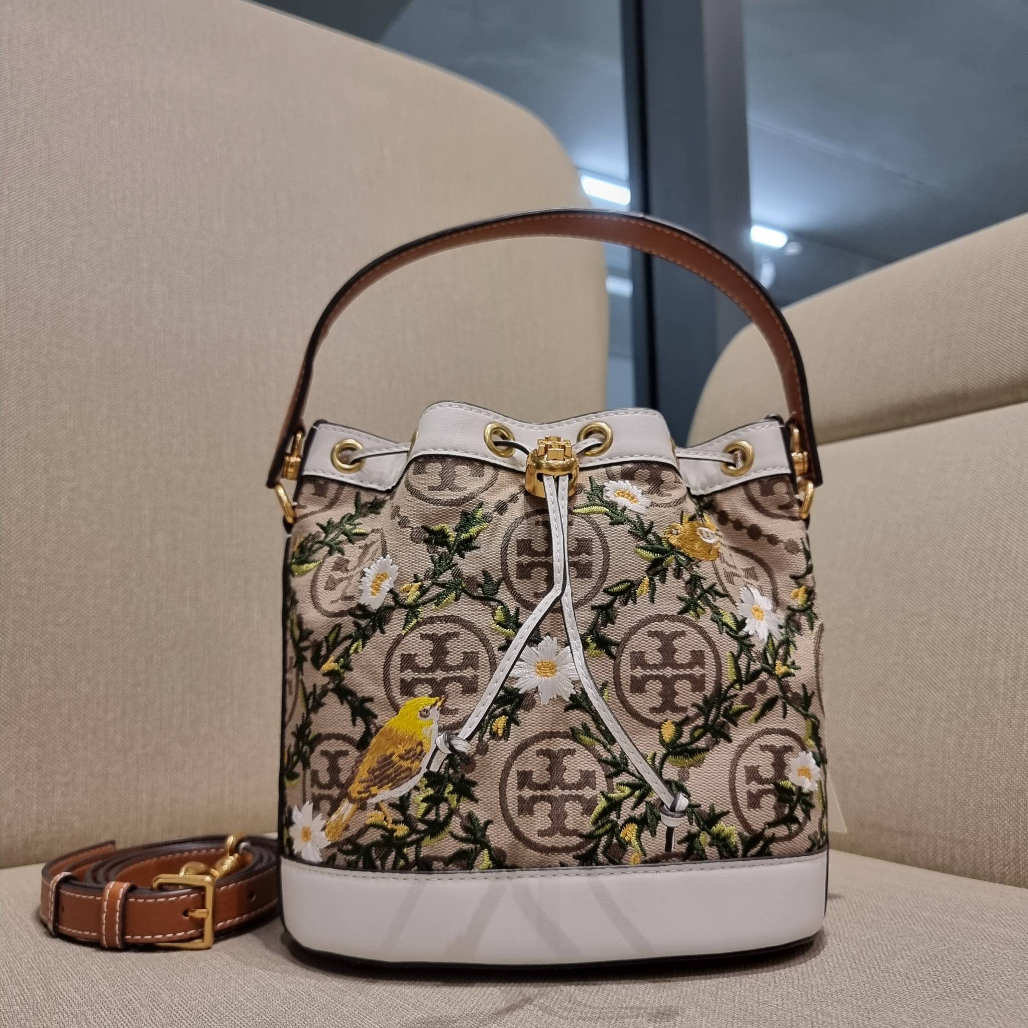 TORY BURCH T MONOGRAM JACQUARD EMBROIDERED BUCKET แรร์ไอเท็มรุ่นยอดฮิต ใบใหญ่ไซส์กำลังดี!! ที่สุดของรุ่นที่ตามหา!! สวยสุดกับดีไซน์ลายปัก ที่ดูแพง!! กระเป๋าบัคเก็ตทรงสวย ที่ดาราเซเลปใช้กันมากมาย ในราคาที่จับต้องได้ โดดเด่นด้วยลวดลายเอกลักษณ์ และลายปักธรรมช