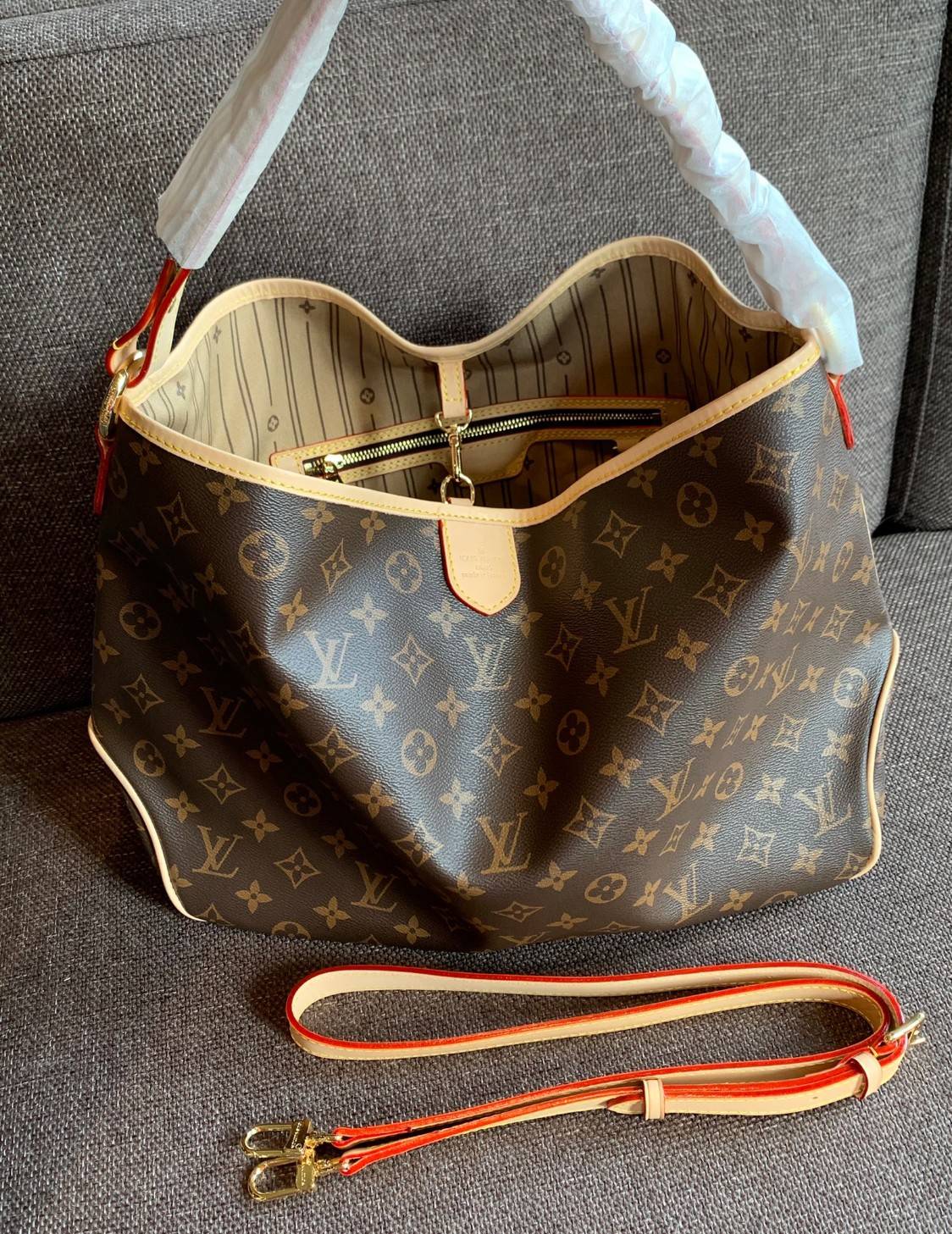 ชอบๆใบใหญ่ ใส่ได้เยอะจริงๆค่าา!! LOUIS VUITTON MONOGRAM DELIGHTFUL ((M)) ((PREMIUM GIFT LV)) พร้อมส่งค่ะสาวๆ กระเป๋าทรงสูง ใบใหญ่ หนังแกะสังเคราห์ นิ่มสวย ขอบหนังขัดสีธรรมชาติ((พื้นผิวจะมีสีดำๆ)) หูหิ้วปั้มโลโก้LV สวย