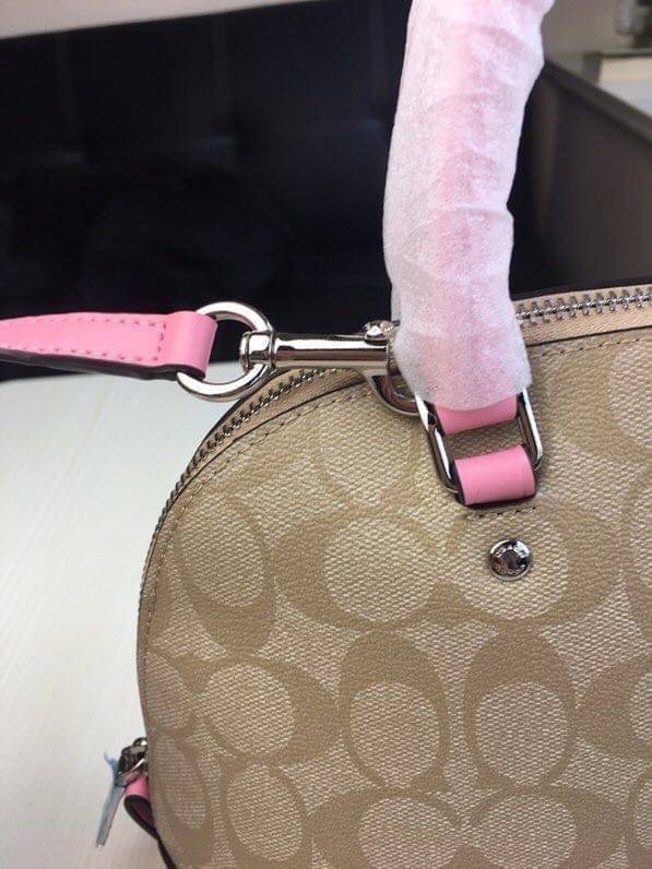 Coach Mini Sierra Signature กระเป๋าถือทรงโดม ภายในกว้างสามารถใส่กระเป๋าเงินเล็ก และมือถือได้ และยังมีช่องซิปเล็ก 1 ช่อง ด้านหลังมีกระเป๋าเล็กเก็บบัตร 1 ช่อง ใครยังไม่มีพลาดไม่ได้แล้วนะคะ