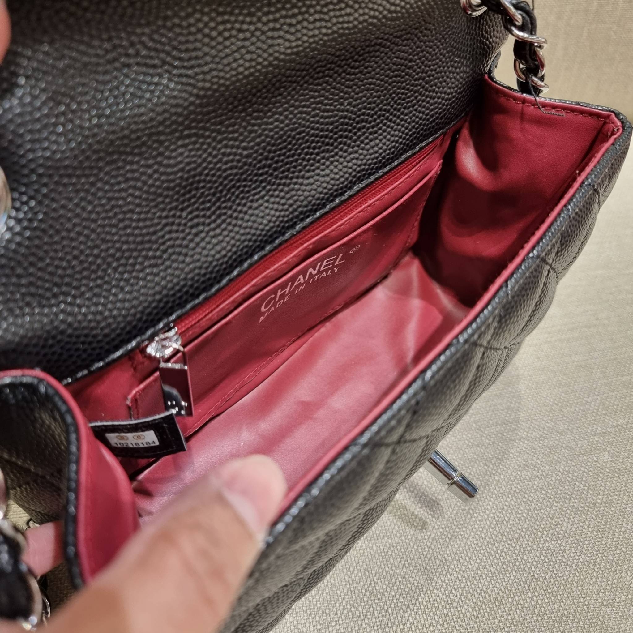 VIP 】3สี คัมแบคทูสต็อค!! จัดมาแน่นๆ พร้อมสีรับความเฮง!! พรีเมี่ยมจากแบรนด์ Chanel vip สุดพิเศษจากเคาน์เตอร์ กระเป๋าสะพาย หนังสังเคราะห์ลายคาร์เวีย หรูหราทั้งอะไหล่เงินและอะไหล่ทอง สะพายแล้วขับผิวมากๆใบนี้ เปิด-ปิดกระเป๋าด้วยตัวบิดล็อค ภายในกระเป๋าบุหนังสี