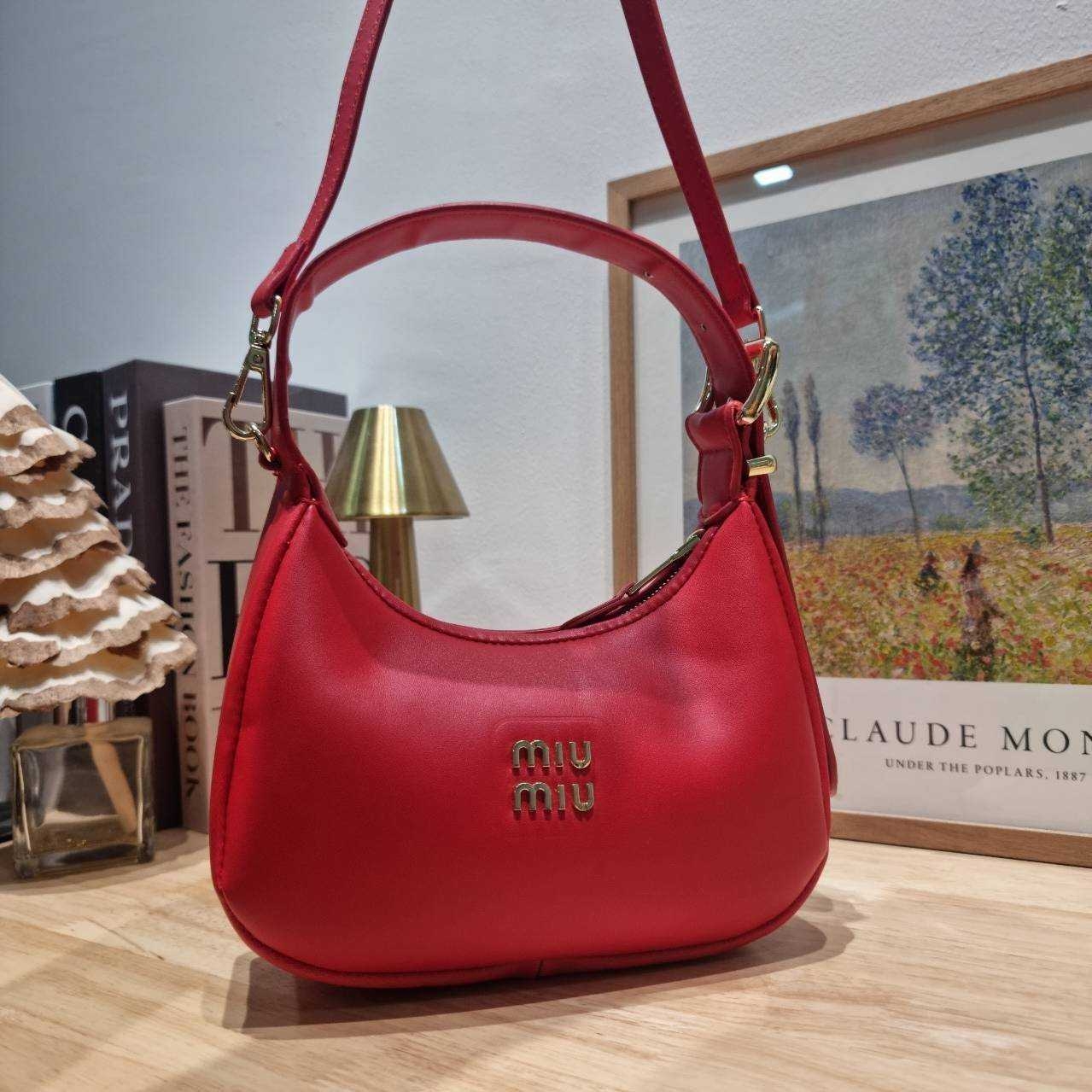 MIU MIU ZIP LEATHER TOP HANDLE BAG กระเป๋าสะพายไหล่/สะพายข้าง ทรงเก๋ ใช้งานง่าย เรียบหรูดูลัคชูสุดๆ