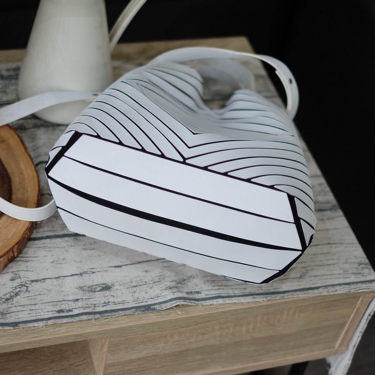 ลายใหม่ Square shape ลาย Limited edition หายาก สวย modern มากค่า 👍ปรับทรงได้ 2 แบบ น่ารักมาก สี Rose morning // Light grey สวยเข้ากับชุดง่ายมาก 💥💥น้ำหนักเบาเพียงแค่ 3.5 ขีดเท่านั้น !!!! 📌📌กระเป๋า จากแบรนด์ David Jon