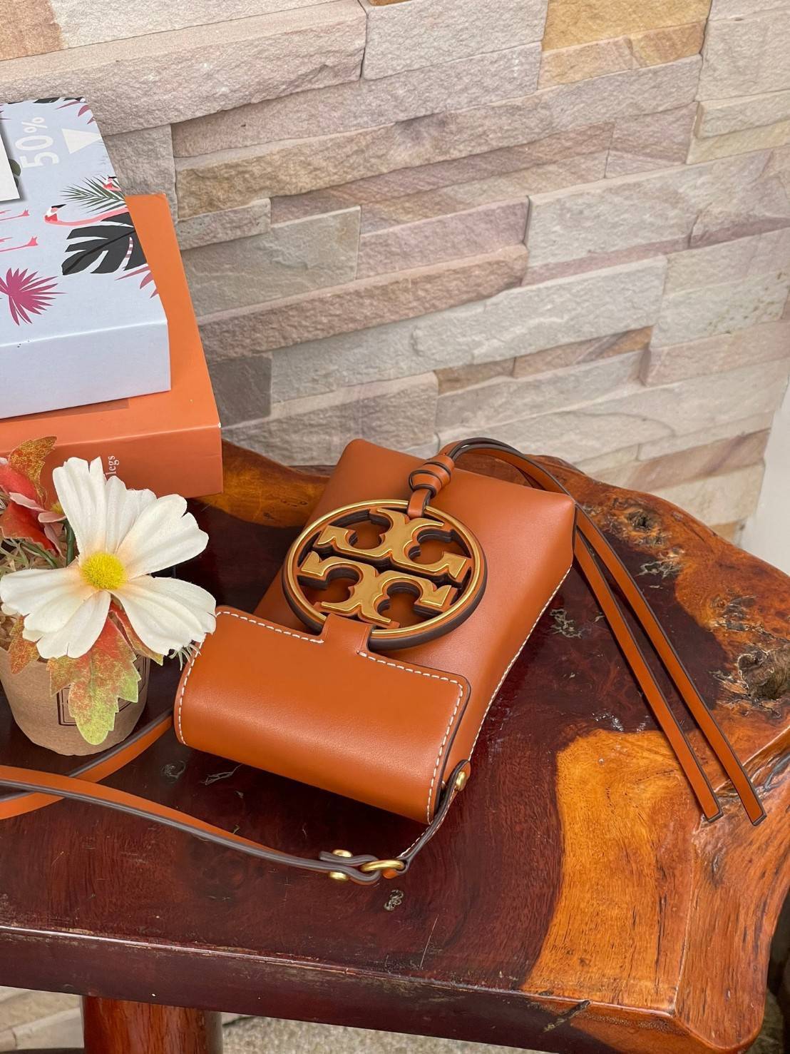 ของแท้ 💯% TORY BURCH MILLER METAL PHONE CROSSBODY อีกหนึ่งกระเป๋าใส่มือถือรุ่นฮิตที่เชื่อว่าหลาย ๆ คนต้องเคยเห็นผ่าน ๆ ตามาอย่างแน่นอน