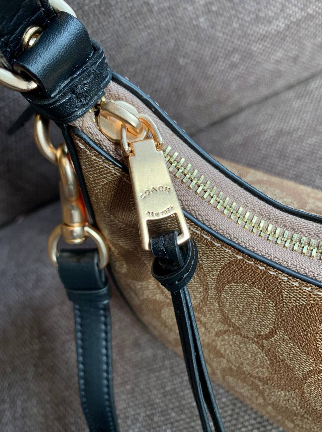 COACH KLEO HOBO BAG ((C7257//C6809//C6807)) พร้อมส่ง คุณภาพเกินเบอร์เลยจ้าา จำนวนจำกัด! กระเป๋าคล้องไหล่หรือสะพายข้างได้ Hobo รุ่นใหม่ล่าสุด ดีไซด์รูปทรงให้ดูเรียลขึ้น หนังแท้นิ่มสวย เปิดปิดกระเป๋าแบบซิปมีหนังห้อยลงมา ภายในกระเป๋าสามารถใส่กระเป๋าเงินใบยาว