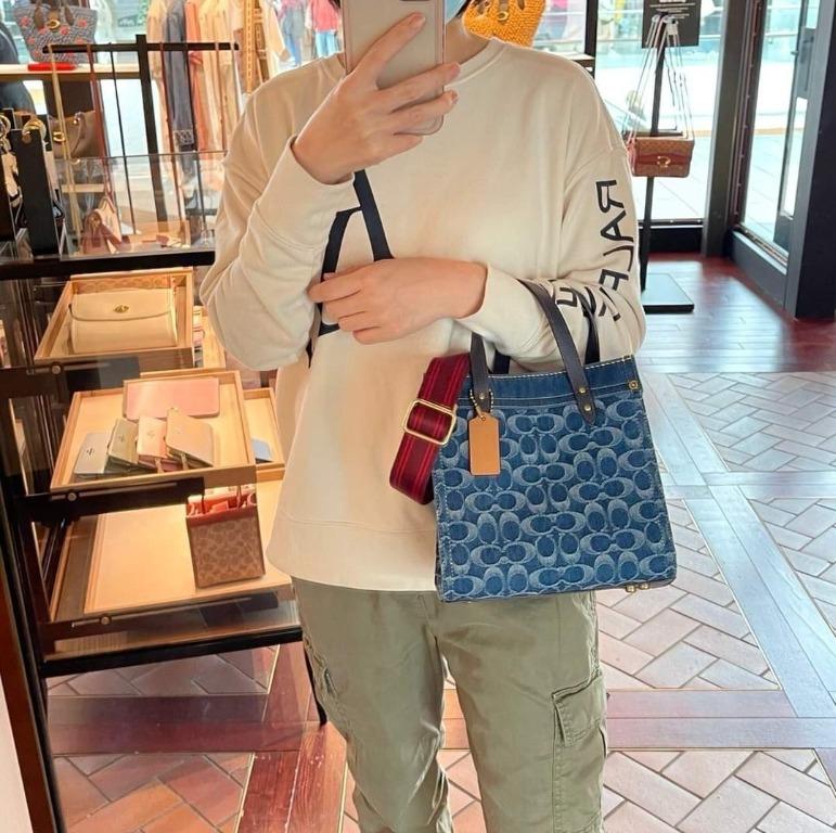 COACH CA580 FIELD TOTE 22 IN SIGNATURE DENIM คอลเลคชั่นสุดคลาสสิค ดีไซน์สวยหรูดูแพงในไอเท็มเดียว กระเป๋าทรงโท้ท ไซส์กำลังสวย น่าใช้ ชิคๆคูลๆมาก ฟังก์ชั่นการใช้งานสะดวกที่สุด มีทั้งสายคล้องแขนในตัว และสายครอสบอดี้แบบสปอร์ตเส้นใหญ่ วัสดุผ้าเดนิมตกแต่งลวดลาย