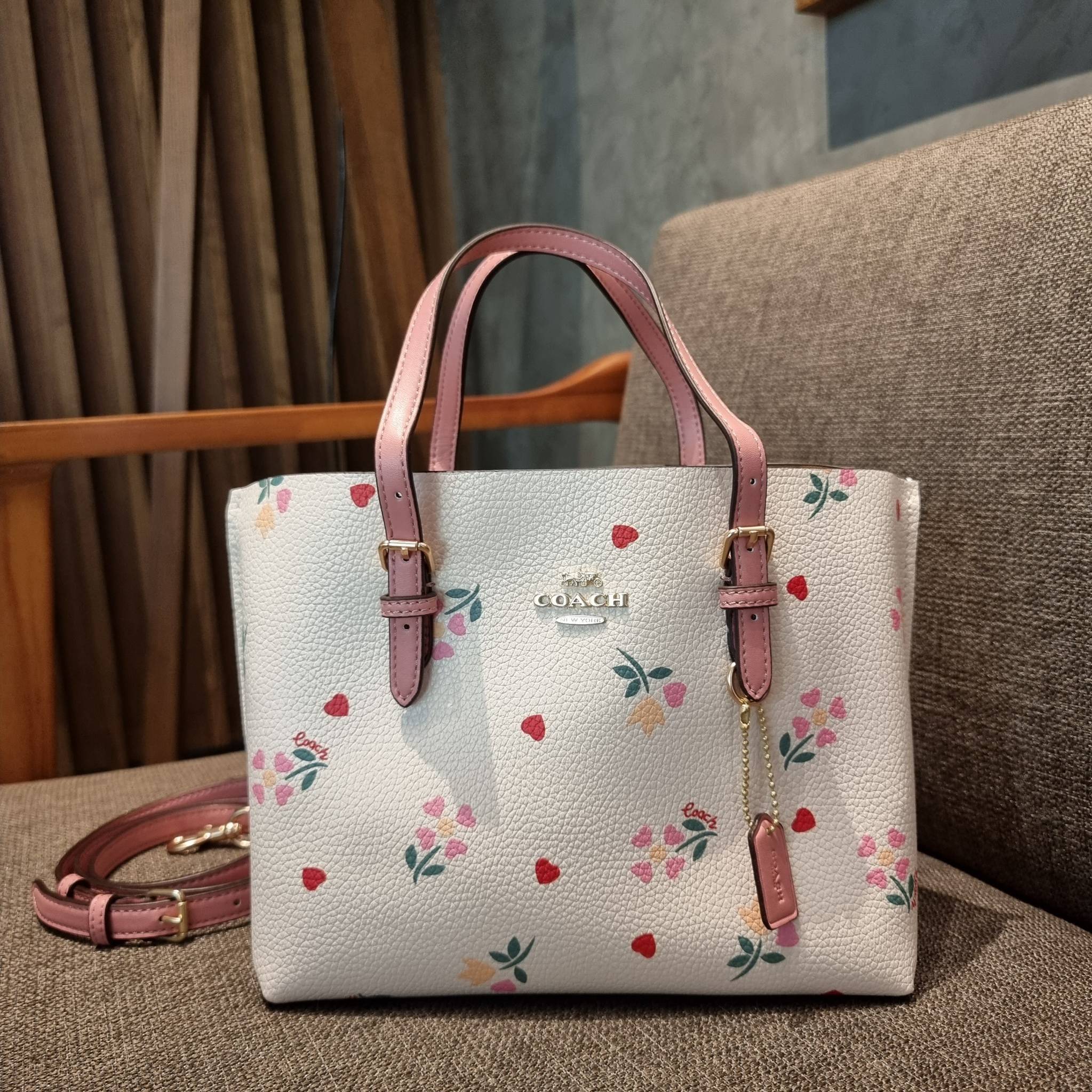 COACH C4084 MOLLIE TOTE 25 WITH HEART FLORAL ดีไซน์ใหม่ล่าสุด กระเป๋าโท้ทไซส์เล็กที่สาวๆต่างก็ต้องปักใจรัก รอบนี้น้องถูกเติมแต่งลวดลายดอกไม้ เพิ่มดีเทลความน่าใช้ไปอีก วัสดุหนัง pepble เรียบหรูดูดีม้าก!! ภายในโล่งกว้าง มีช่องซิปกลางใส่ของได้ ขนาดกำลังดีแบบ