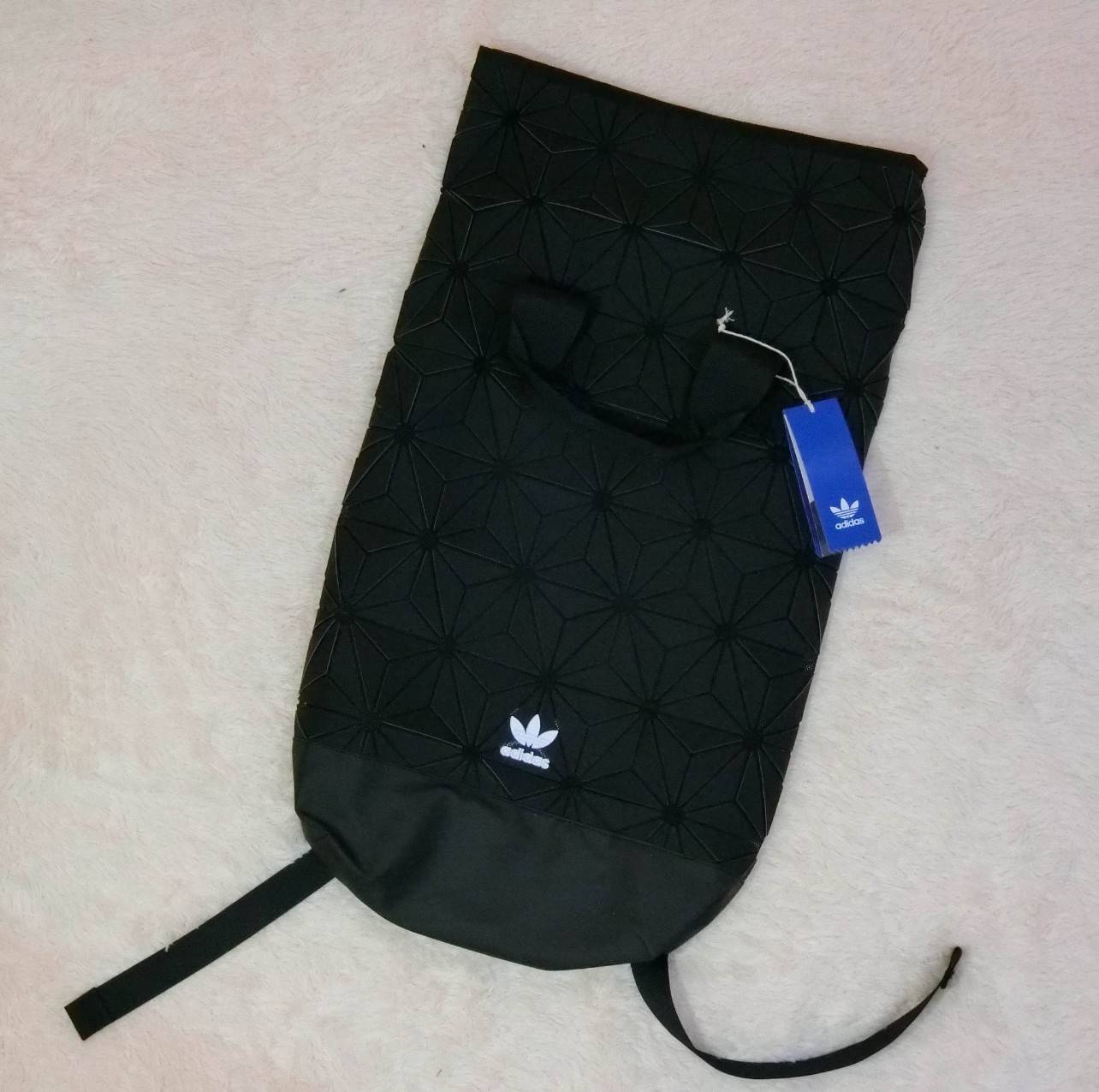 Adidas Originals BP Roll Top 3D Mesh 2017 Backpack Bag DH0100 กระเป๋าเป้สะพายหลัง ดีไซน์แบบ 3 มิติ วัสดุ polyurethane สีดำด้าน โดยใช้ลูกเล่น ของเหลี่ยมและมุมเชื่อมเข้าหากัน ออกแบบกระเป๋า เป็นเหมือนถุงทรงสูง ในส่วนปากกระเป๋าเป็นแบบตีนตุ๊กแก ม้วนพับ และติดก