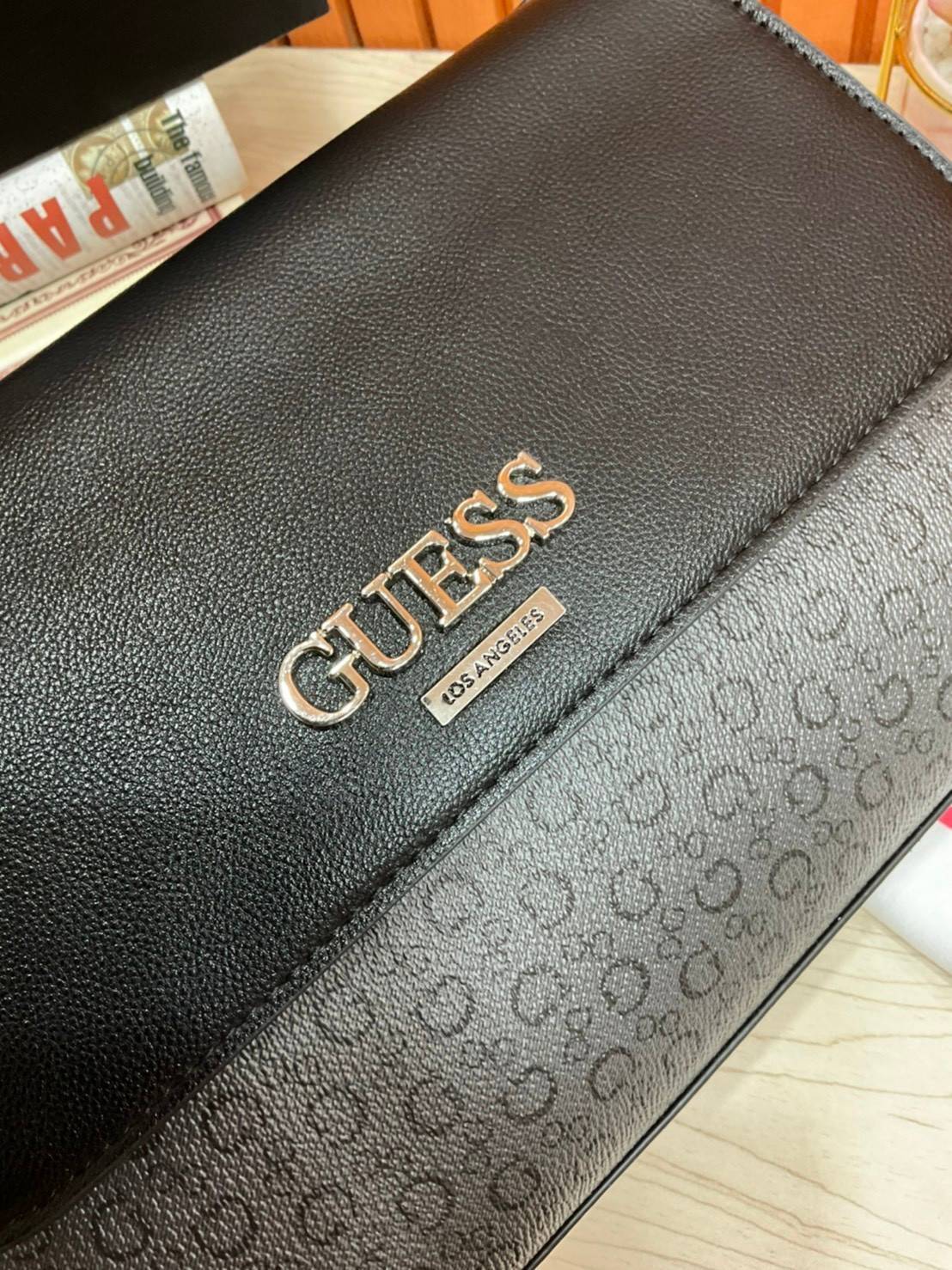 ของแท้ 💯% 】Guess Brit Crossbody Bag in Charcoal Signature Faux Leather and G Monogram Print with Black Leather Flap - Women's Sling Bag กระเป๋าสะพาย Crossbody ทรงเหลี่ยม รุ่นยอดนิยมอีกรุ่นหนึ่งของ Guess ตัวหนังคือดีงามทรงสวย หนังนิ่มน่าใช้มาก