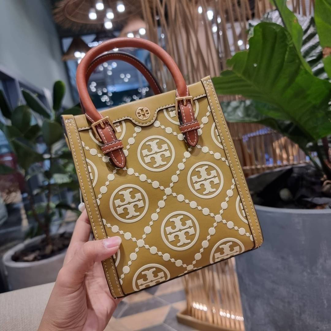 TORY BURCH T MONOGRAM EMBOSSED MINI TOTE สุดหรูกับกระเป๋าสะพายทรงโท้ท ไซส์มินิ ที่สร้างความหรูหราให้ตัวกระเป๋าด้วยดีเทลลายนูน แต่งแต้มลวดลายเอกลักษณ์ สีลูกคุณมากๆ!! วัสดุหนังแท้ ผิวสัมผัสดี ปากกระเป๋ามีแถบแม่เหล็กกันของหล่นได้ ภายในโล่ง ใส่ของจำเป็นได้ โท