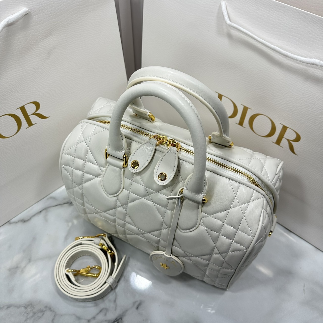 DIOR Groove 25 Bag / Dior Keepall Macrocannage Leather / Oblique Jacquard กระเป๋าสะพายทรงบอสตัน Keepall ทันสมัยและสง่างาม ใช้งานได้ทั้งแบบสะพายไหล่หรือสะพายแบบครอสบอดี้ เหมาะเป็นไอเทมคู่ใจในชีวิตประจำวัน เกรดออริ 1:1