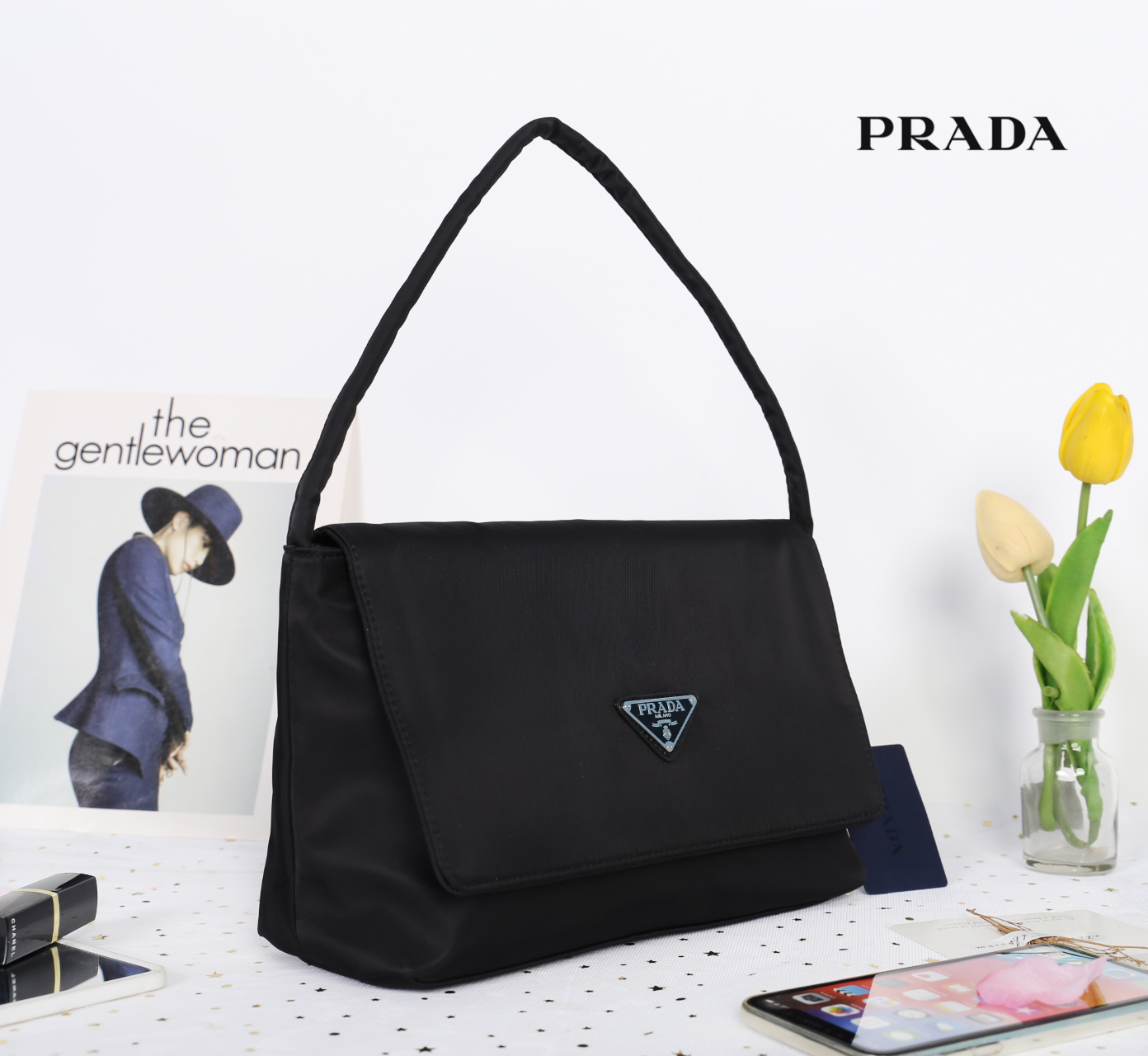 PRADA nylon Handbag วัสดุทำจากผ้าNylon อยู่ทรงสวยค่ะ อะไหล่เงินทั้งใบ สายสามารถสะพายไหล่ คล้องแขนได้