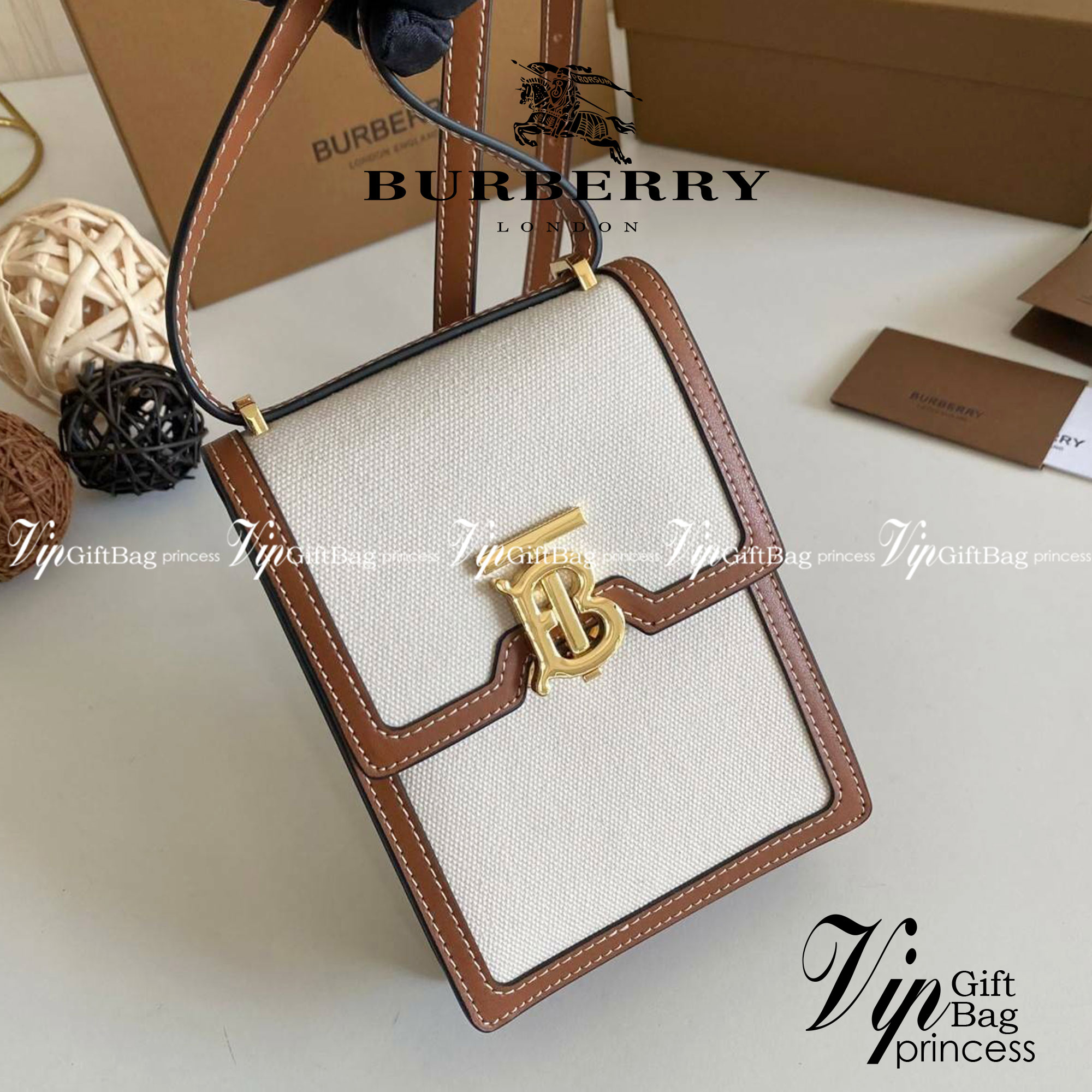 หนังแท้ BURBERRY FRAGRANCES CROSSBODY BAG / Burberry crossbody mini bag Original กระเป๋าสะพายขนาดมินิน่ารัก ใช้งานง่าย งานหนังแท้ & Canvas Cotton เกรดออริจินอล ทรงเหลี่ยมแนวตั้งดีไซน์สวยหรูอยู่ทรงมีโลโก้แบรนด์ด้านหน้า เปิดปิดด้วยฝาปิดสัญลักษณ์รูปตัวB ภายใ