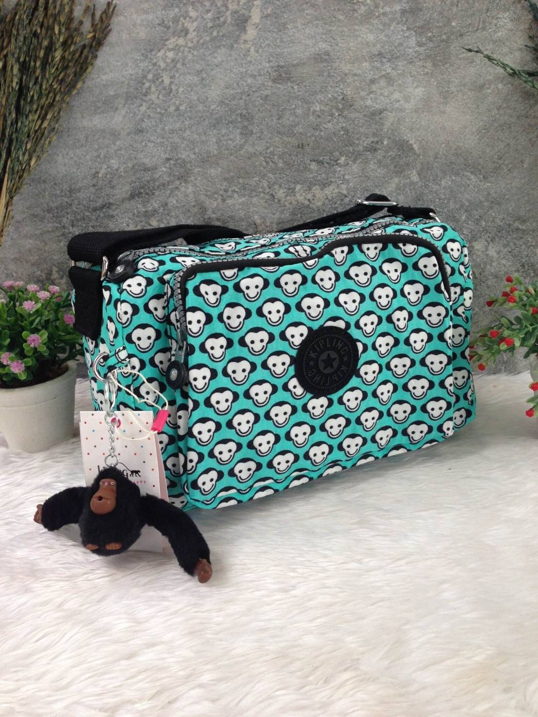 กระเป๋าสะพาย KIPLING รุ่น Reth วัสดุไนล่อนคุณภาพดี มาพร้อมดีไซน์ทันสมัย และสามารถใช้งานได้อย่างดี เข้ากับทุกการแต่งตัว โดดเด่นด้วยพื้นที่ภายในและช่องต่างๆ ที่ให้คุณจัดเก็บของสำคัญได้ครบถ้วน ไม่ว่าจะเป็นมือถือ ปากกา หรือไอเท็มจำเป็นของคุณ สายสามารถปรับและถ