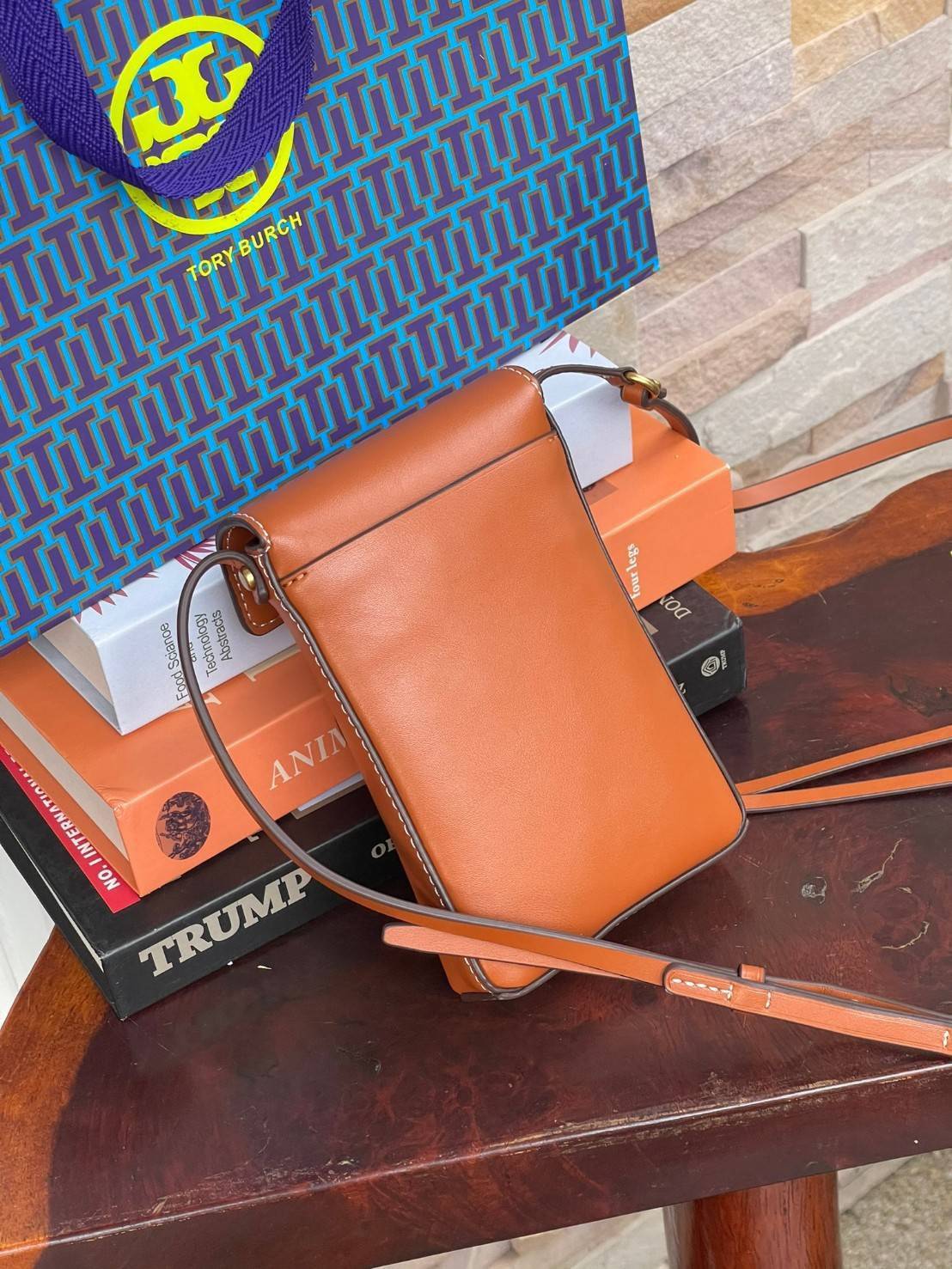 ของแท้ 💯% TORY BURCH MILLER METAL PHONE CROSSBODY อีกหนึ่งกระเป๋าใส่มือถือรุ่นฮิตที่เชื่อว่าหลาย ๆ คนต้องเคยเห็นผ่าน ๆ ตามาอย่างแน่นอน