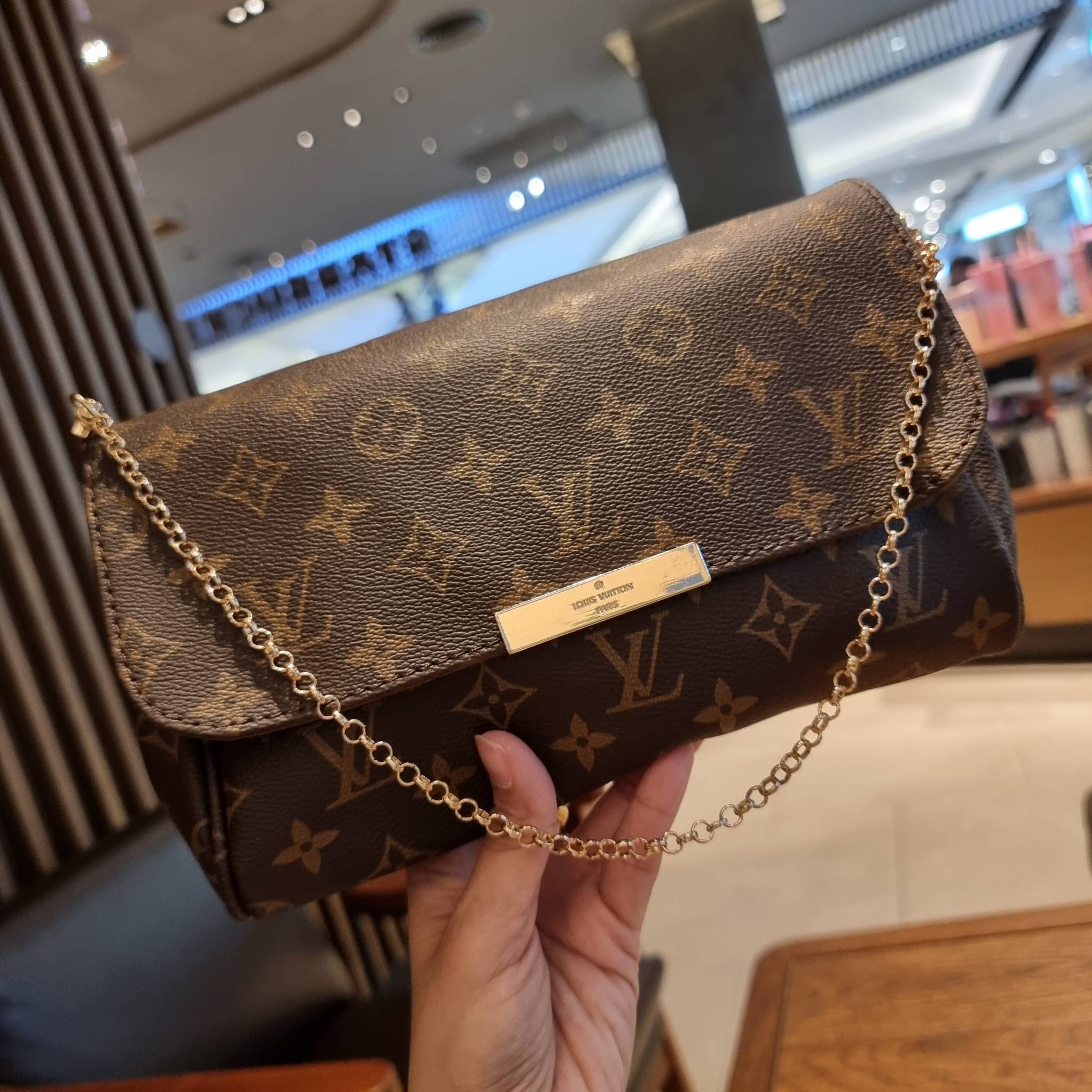 LV CROSSBODY CHAIN BAG rare item!! วัสดุหนังแคนวาส คมชัด หรู เปิด-ปิดกระเป๋าด้วยแถบแม่เหล็ก ภายในเป็นช่องโล่ง ใส่ของใช้สำคัญได้สบายๆ มือถือ พาวเวอร์แบงค์ เครื่องสำอางค์ ของจุกจิกได้หมดจ้า มาพร้อมสายสะพายโซ่ และสายสะพาย crossbody ถอดออกได้ พร้อมเสิร์ฟความส