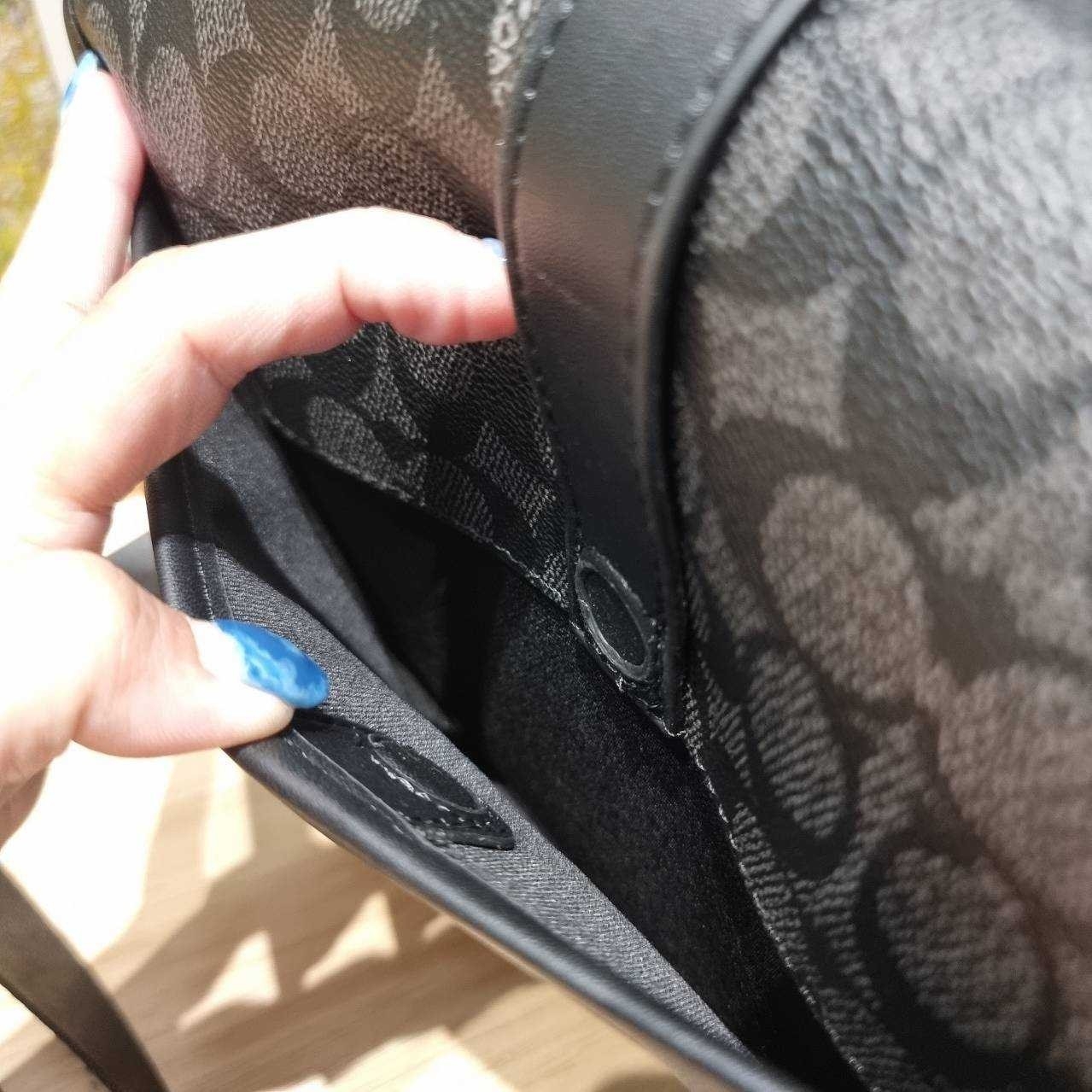 COACH CU202 LEAGUE MESSENGER BAG IN SIGNATURE CANVAS กระเป๋าสะพายทรง messenger สุดฮอต ที่ดีไซน์รูปแบบให้สปอร์ตขึ้น และหรูขึ้น แต่ยังคงคลาสสิค ขนาดใบใหญ่กำลังดี