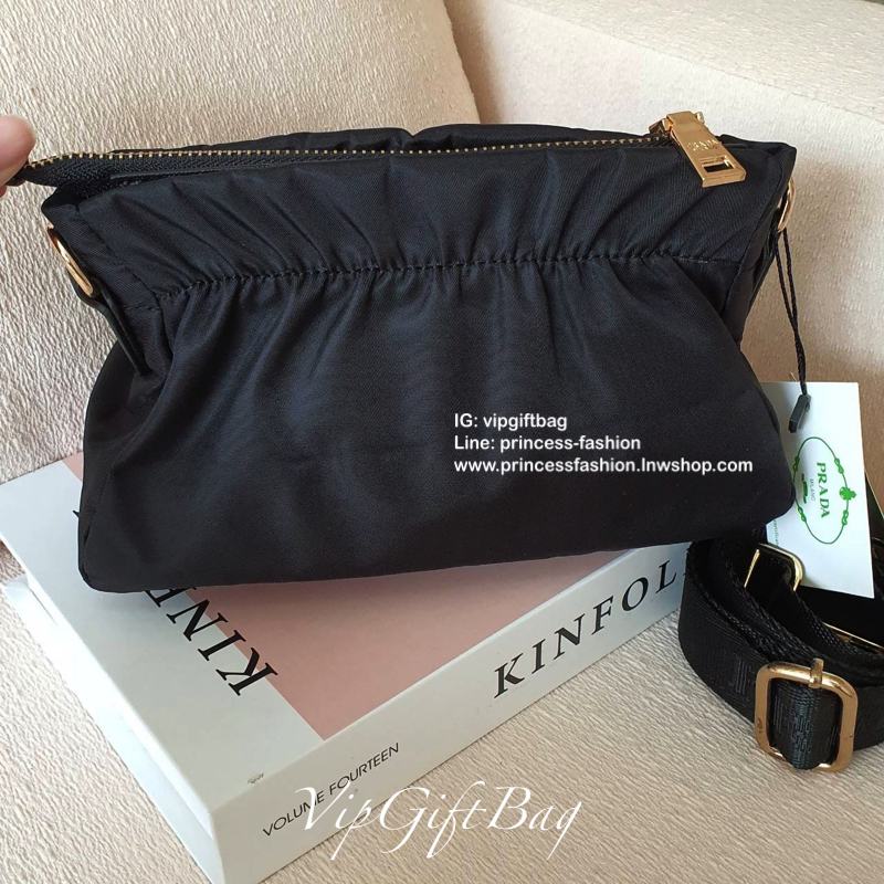 งานไซส์น่ารัก จากงานพรีเมี่ยมกิ้ฟ เคาเตอร์ต่างประเทศ Prada มีมาให้จับจองคะ รุ่นยอดฮิตที่สาวๆตามหากัน ภายนอกจับจีบปากกระเป๋า ดีมาก วัสดุผ้าNyonกันน้ำ เปิด/ปิดด้วยซิป สามารถคล้องมือเกร๋ๆ หรือจะถือเป็นครัชก็ไฮโซไปอี้ก ภายในเย็บติดป้ายหนังแบรนด์ มีช่องซิปเล็ก