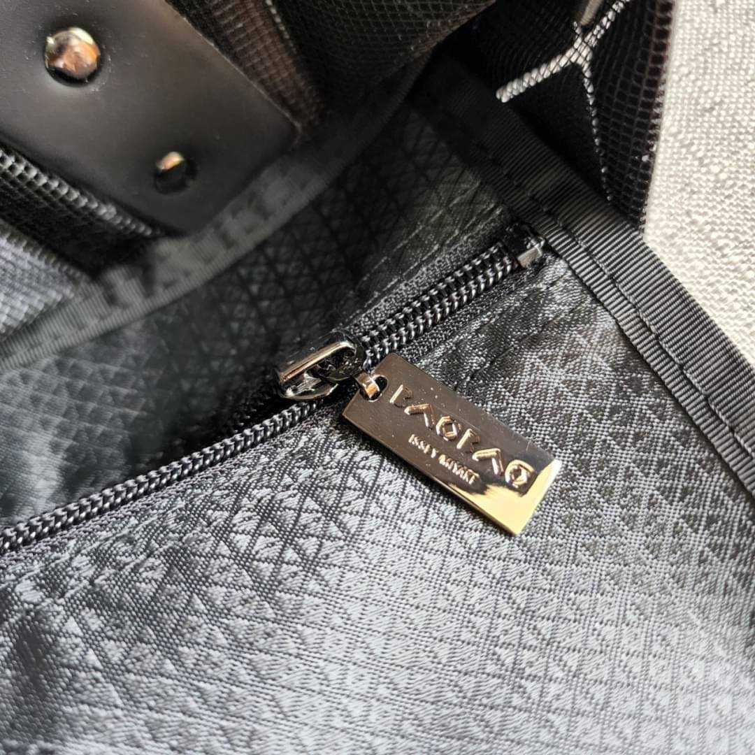 BAO BAO ISSEY MIYAKE LUCENT ONE-TONE กระเป๋า Bao Bao จากแบรนด์ดัง Issey Miyake แบรนด์แฟชั่นจากประเทศญี่ปุ่น ซึ่งมีสินค้ามากมายไม่ว่าจะเป็นเสื้อผ้า นาฬิกา น้ำหอม และที่ขาดไม่ได้นั่นก็คือ กระเป๋า Bao Bao ที่มีความพิเศษในเรื่องของวัสดุและดีไซน์ที่ครองใจสถาปน