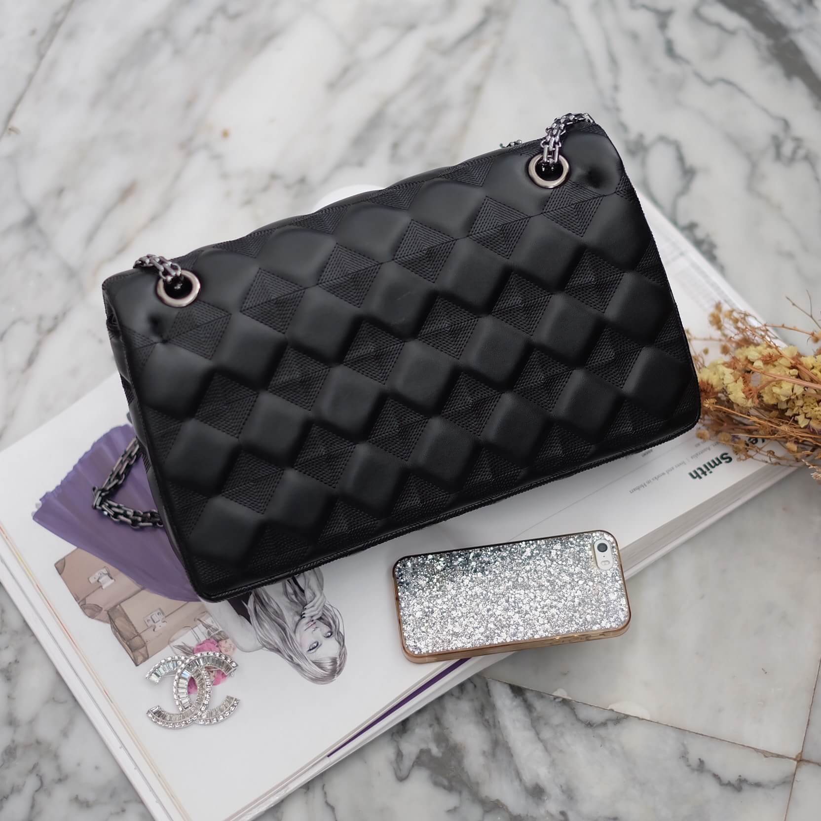 รุ่นยอดนิยม Best Seller 👍 KEEP classic chain shoulder bag👜 กระเป๋าทรงสวย ผลิตจากหนังแกะ ผิวสัมผัสคล้ายหนังจริง นิ่มมากๆ คะ ตัวกระเป๋าขนาดกำลังดี ใส่ กระเป๋าตังค์ยาว มือถือได้คะ สายโซ่อะไหล่ เทาดำ ดูคลาสสิคมาก ปรับได้ทั้งแบบสะพายสั้น และยาว