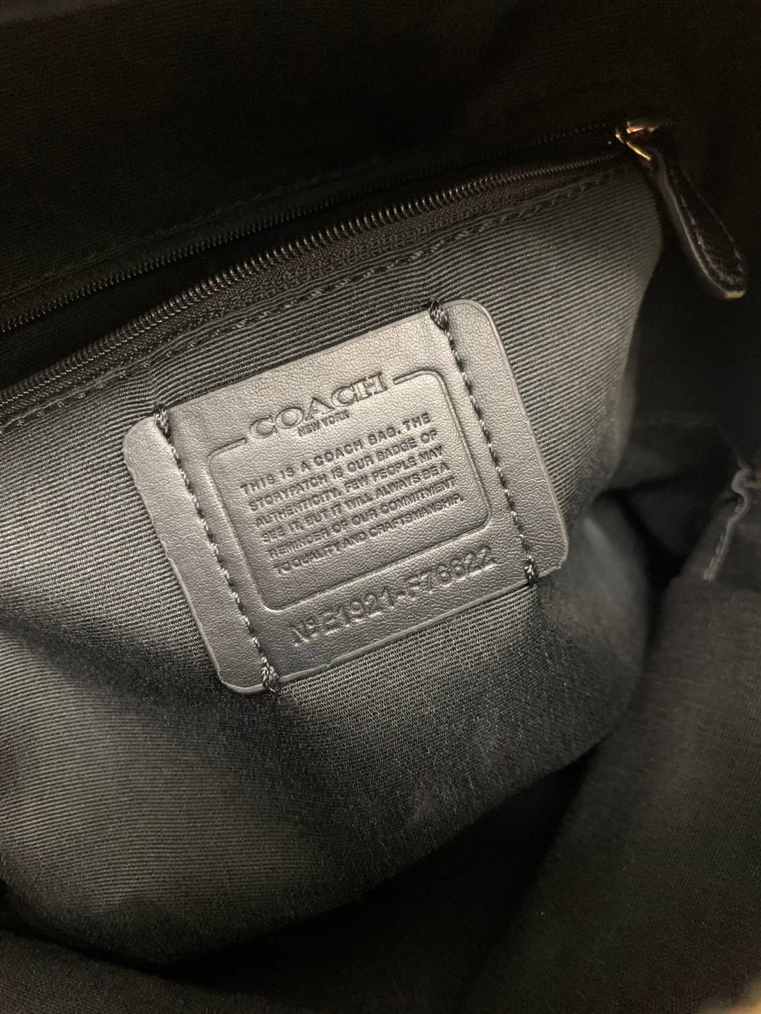 COACH JORDYN BACKPACK IN BLOCKED SIGNATURE ((76622//76624//76715)) พร้อมส่ง กระเป๋าสะพายหลังแบบมีหูหิ้ว หนังแท้ หนังนิ่มอย่างดีเลยค่า ด้านหน้ามีช่องซิปหนึ่งช่องสำหรับใส่ของจุกจิกนะคะ เปิดปิดช่องหลักแบบซิปคู่ หัวซิปมีหนังห้อยมาให้ ภายในกระเป๋าโล่งใส่สัมภาร