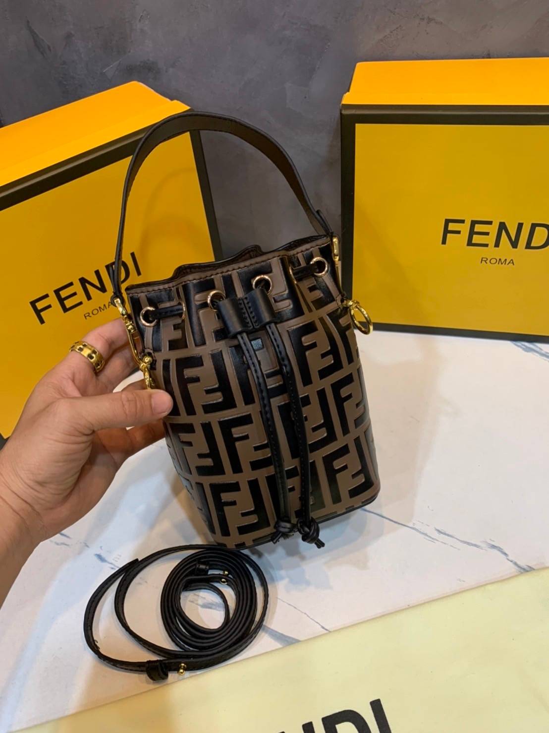 FENDI MON TRESOR Brown leather mini-bag กระเป๋าถือหรือสะพายไหล่ทรงขนมจีบสุดคลาสสิก วัสดุหนังแท้อย่างดี ลวดลายเอกลักษณ์ตามแบบฉบับแบรนด์ สวยหรู ดูแพง คุณนายสุดไปเลยค่า ถือแล้วสวยมากๆ จุของได้กำลังดี ทรงนี้ต้องมีติดตู้ไว้สักใบนะคะ!