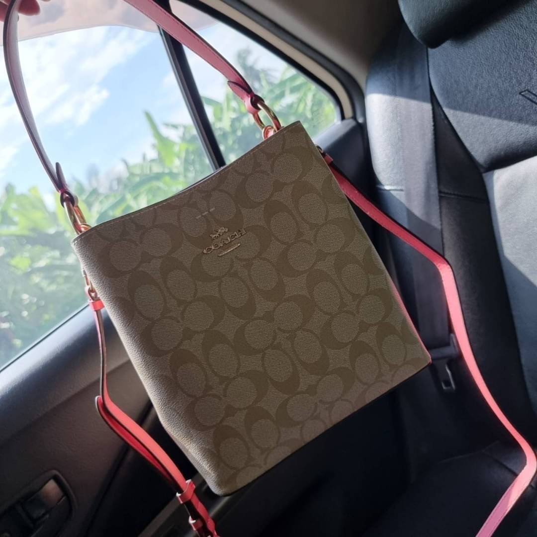 COACH 2312 SMALL TOWN BUCKET BAG IN SIGNATURE CANVAS รุ่นยอดนิยมใบเล็กมาครบสีแล้วจ้า กระเป๋าทรงบัคเก็ต สีผู้ดี๊ผู้ดี ตัวกระเป๋าดีไซน์คลาสสิคลายซี ดูโดดเด่น วัสดุหนังแคนวาสเคลือบลาย สวยคมทุกมุมจริงๆ!! เปิด-ปิดด้วยกระดุมแม่เหล็กทั้ง 2 ฝั่ง ภายในเป็นช่องโล่ง