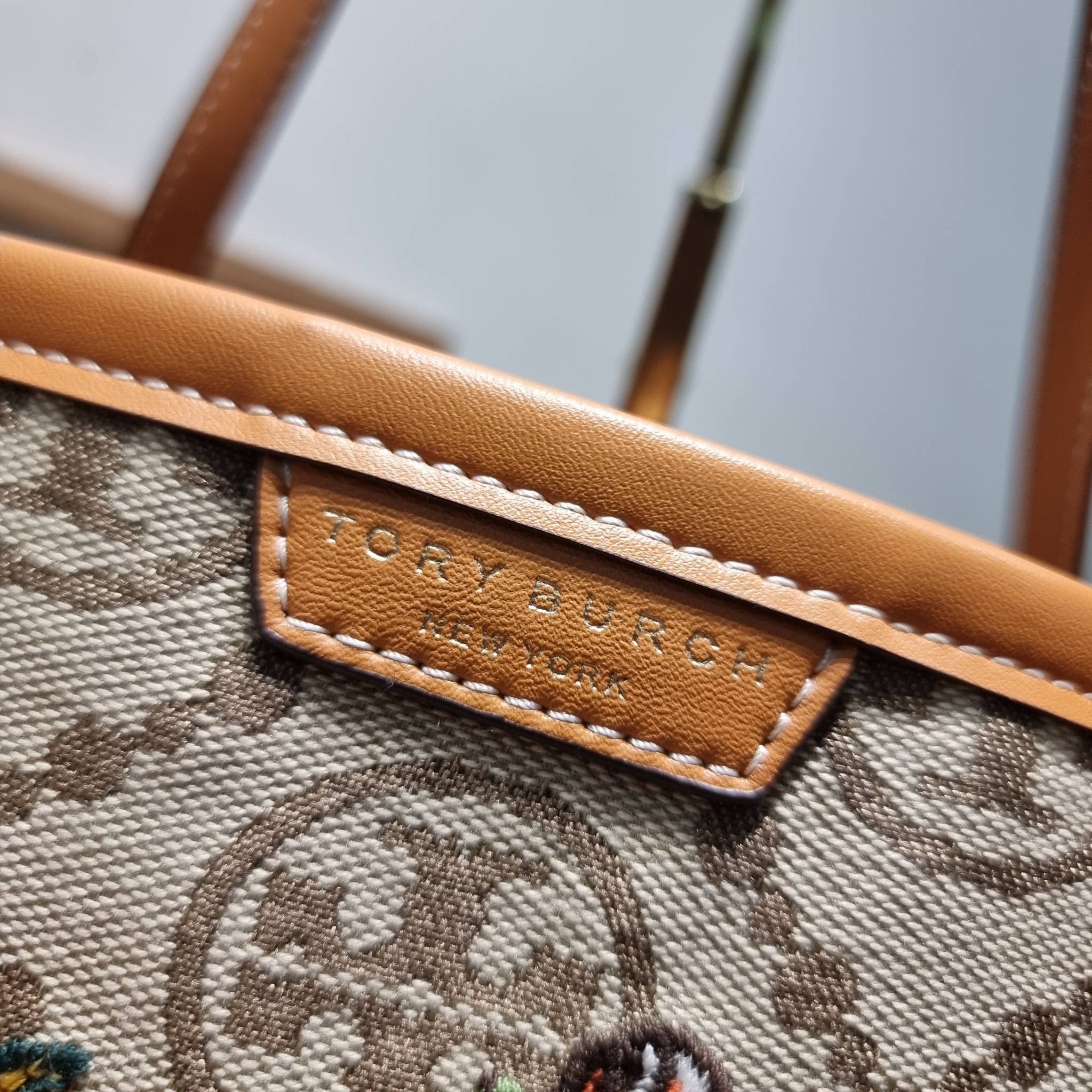 TORY TOTE BAG / TORY BURCH PERRY EMBROIDERED T MONOGRAM TRIPLE-COMPARTMENT TOTE BAG ใหม่ล่าสุด กับกระเป๋าทรงโท้ทใบใหญ่ ลวดลายโมโนแกรมสุดคลาสสิคที่ถูกดีไซน์รังสรรค์ด้วยงานปักสุดชิค น่าใช้ใจฟูแค่แรกเห็น ดีเทลดีงาม