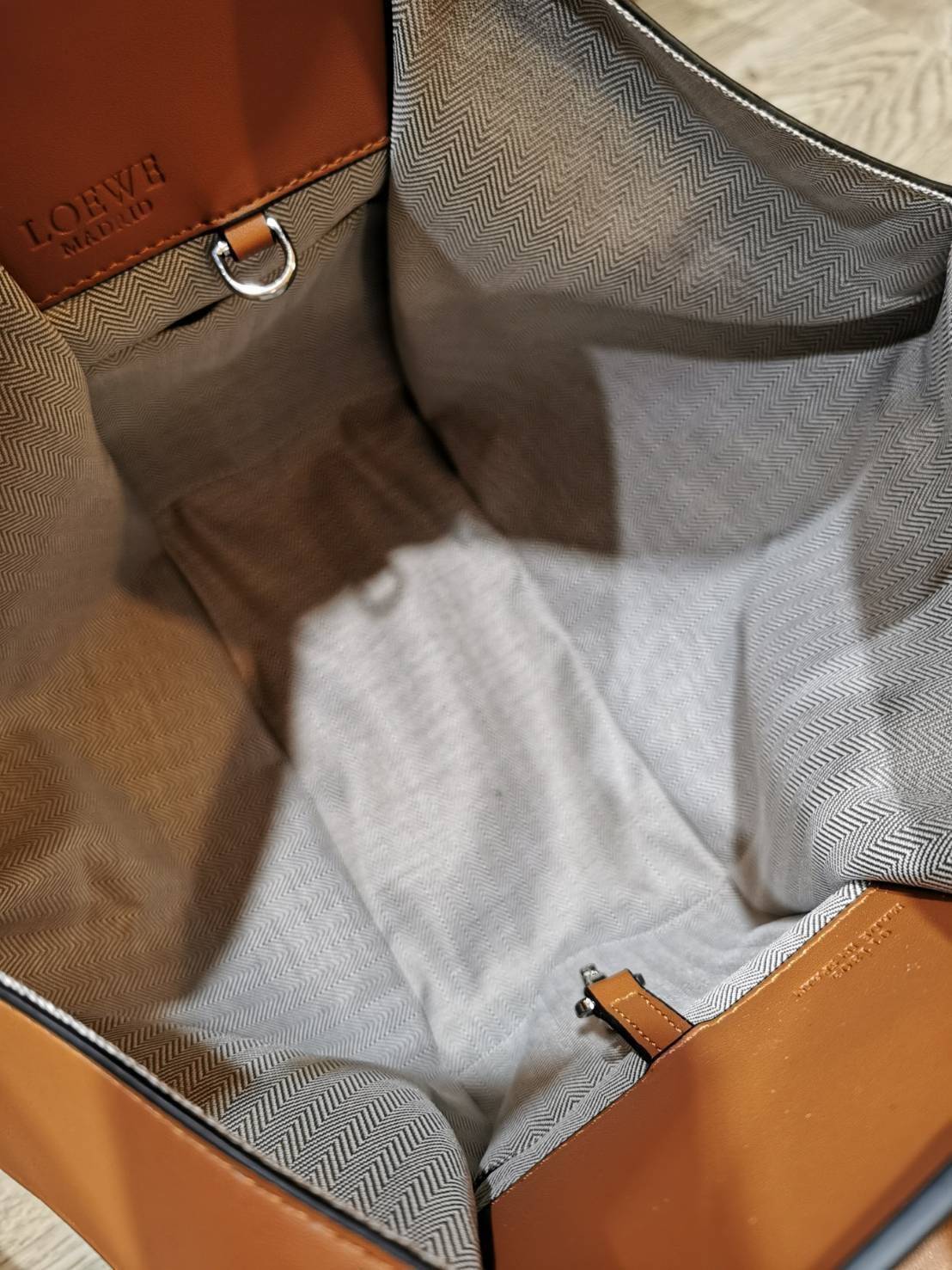 LOEWE Hammock Small leather and canvas LOEWE HANDLE & SHOULDER BAG GIFT WITH PURCHASE (GWP) กระเป๋าถือหรือสะพายหนังแท้พรีเมี่ยมกิ๊ฟ Limited จาก LOEWE PERFUME DUTYFREE รุ่น Rare items สุดๆวัสดุหนังแท้ Calfskin หนังสวยดีไซน์มีเอกลักษณ์ ใบใหญ่กำลังดี น้ำหนัก